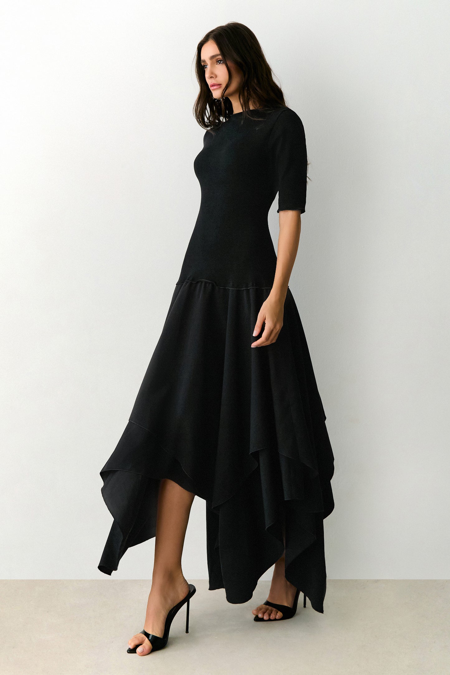 VESTIDO MIDI SAIA COM RECORTES ASSIMETRICOS PRETO