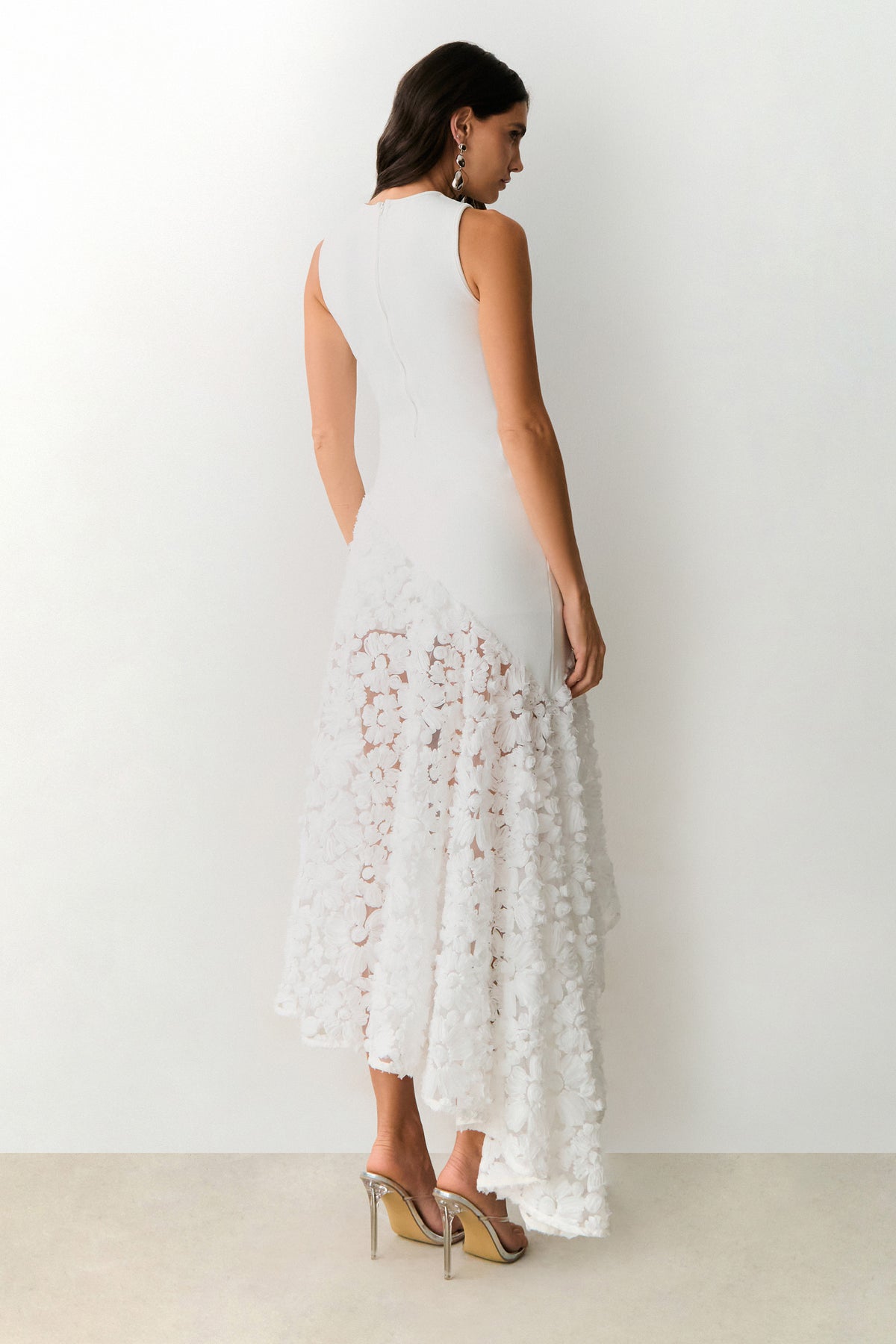 VESTIDO MIDI BARRA COM VOLUME ASSIMETRICA EM TULE OFF WHITE