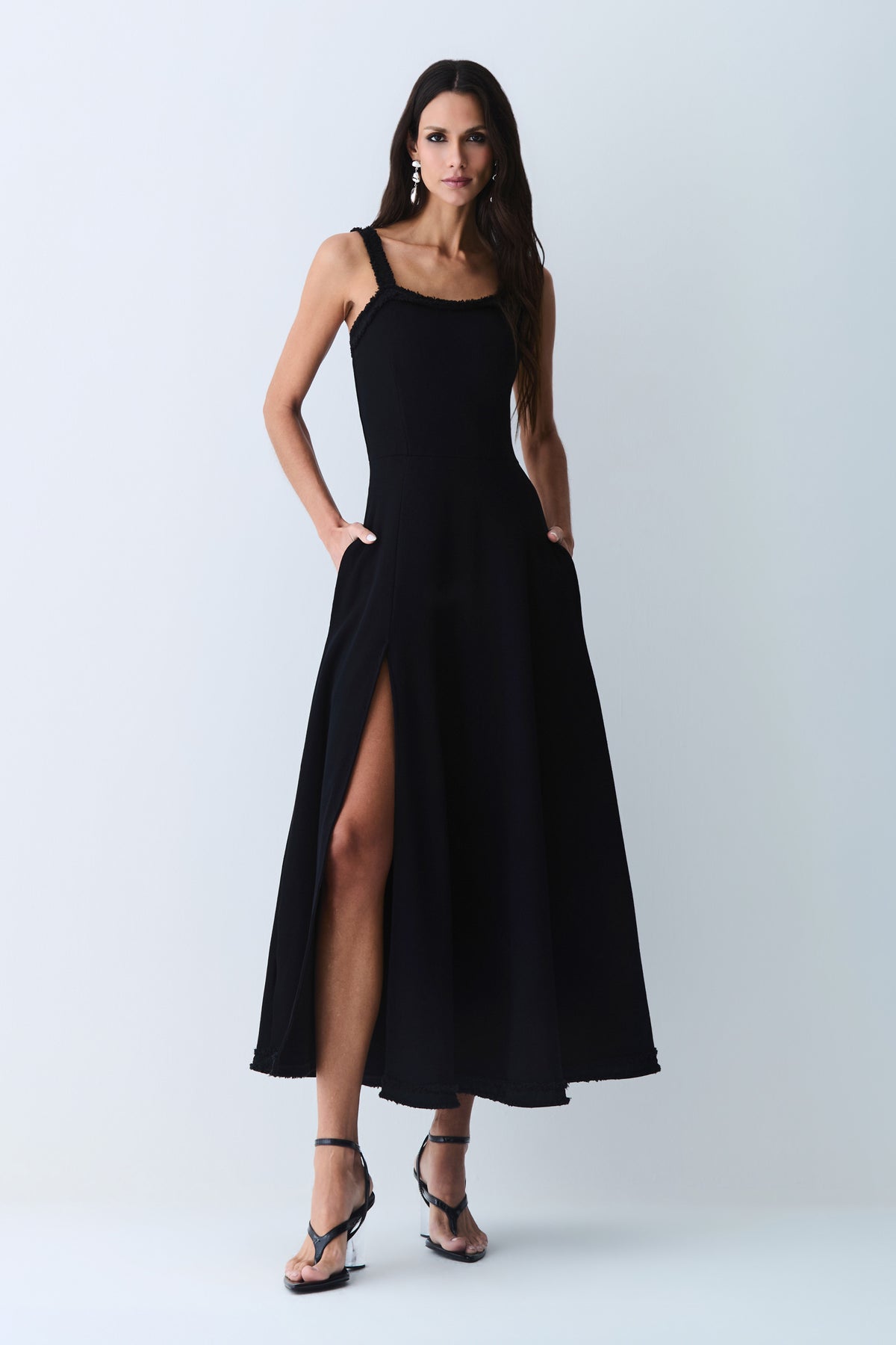 VESTIDO MIDI COM DETALHE AVIAMENTO BARRA E DECOTE PRETO