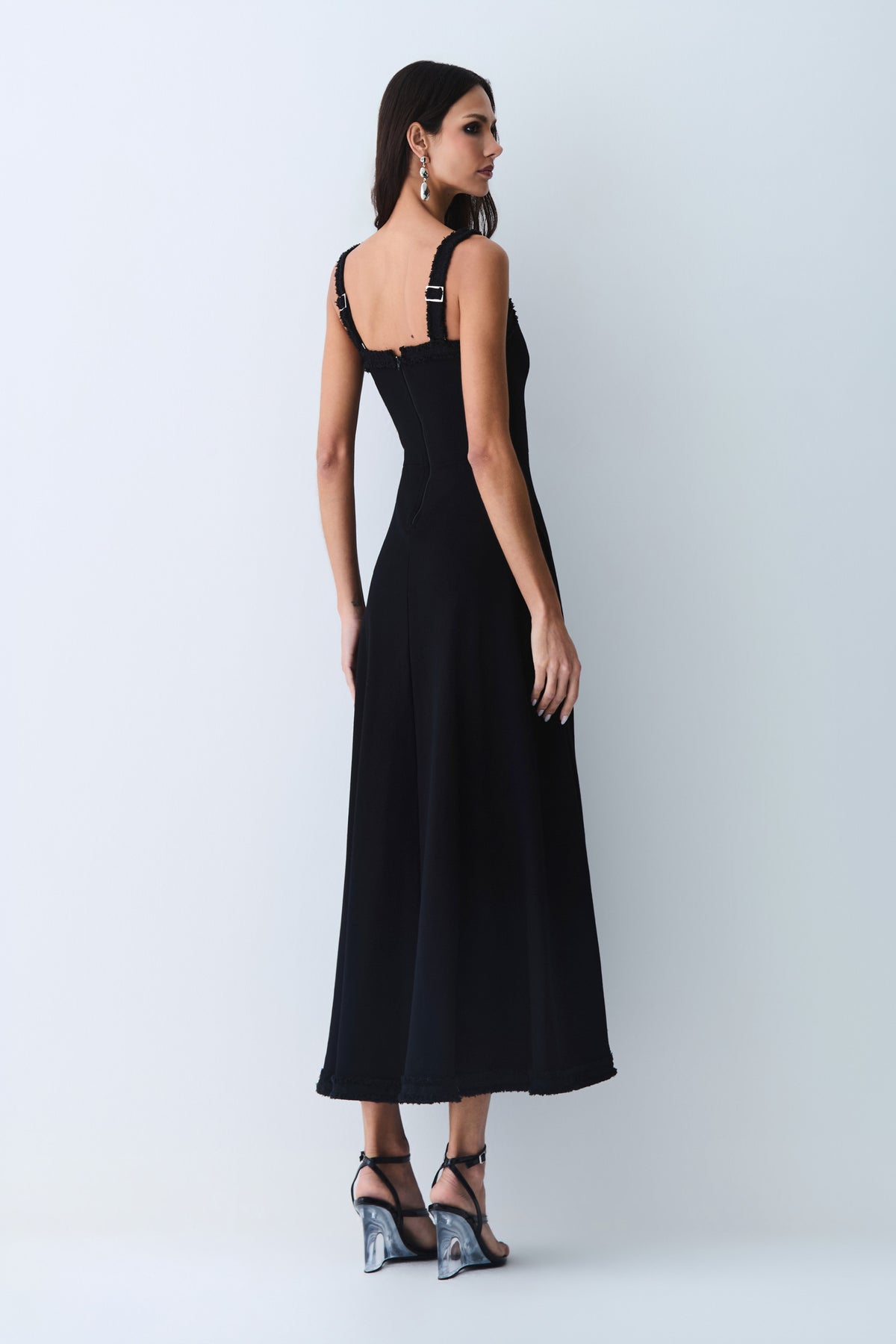 VESTIDO MIDI COM DETALHE AVIAMENTO BARRA E DECOTE PRETO