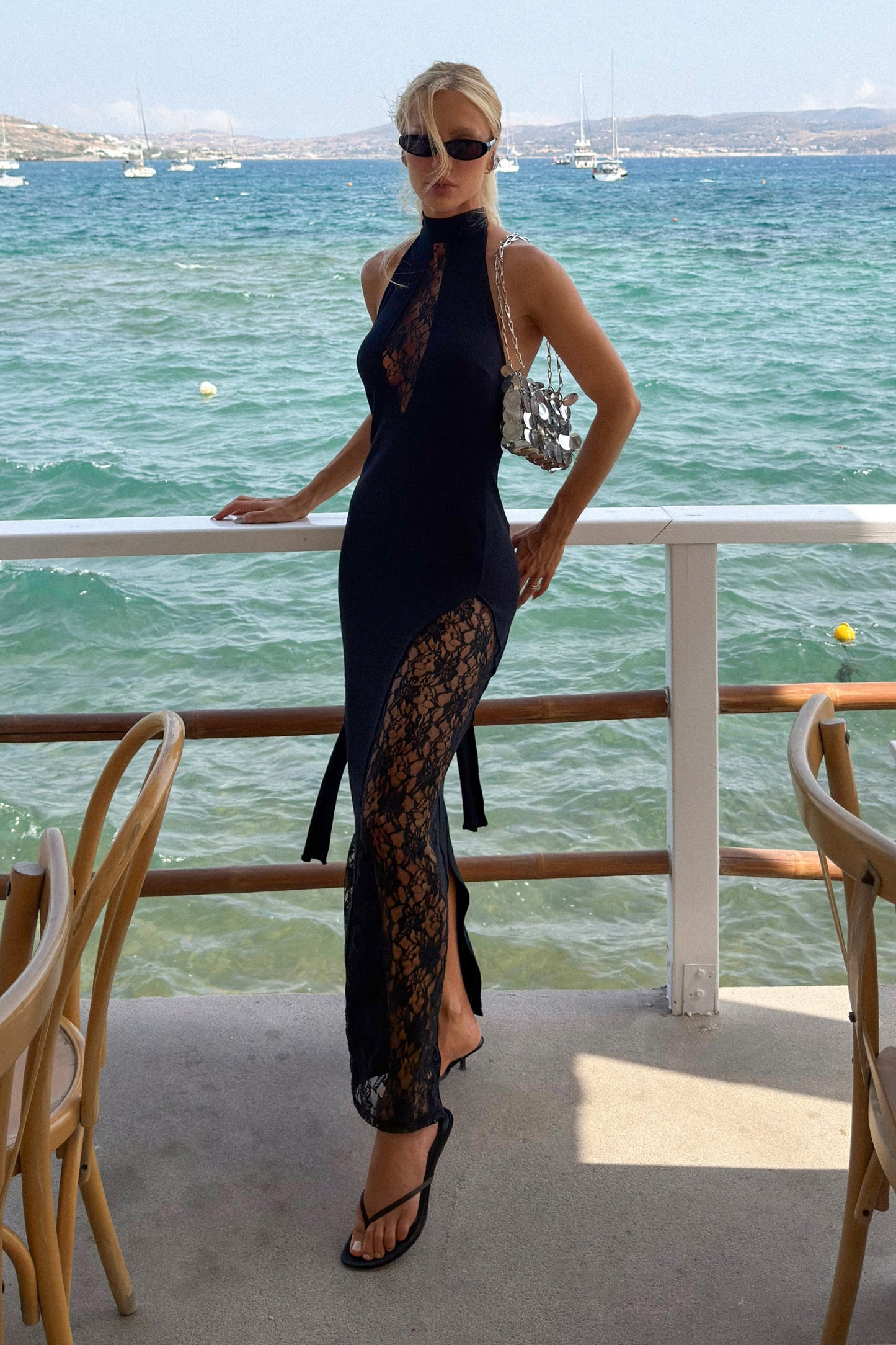 VESTIDO MIDI COM RENDA MEIO DECOTE E LATERAIS PRETO