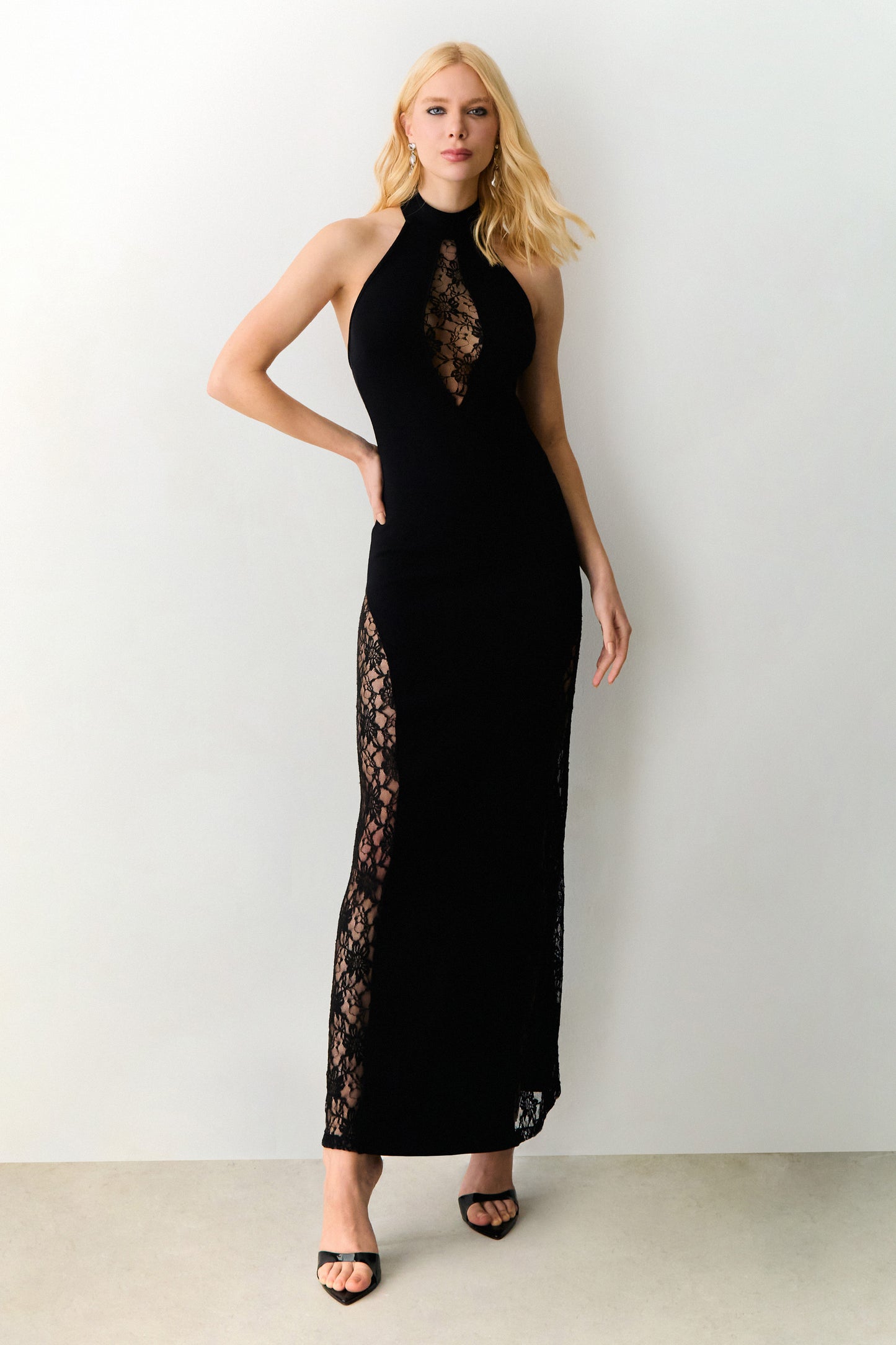 VESTIDO MIDI COM RENDA MEIO DECOTE E LATERAIS PRETO