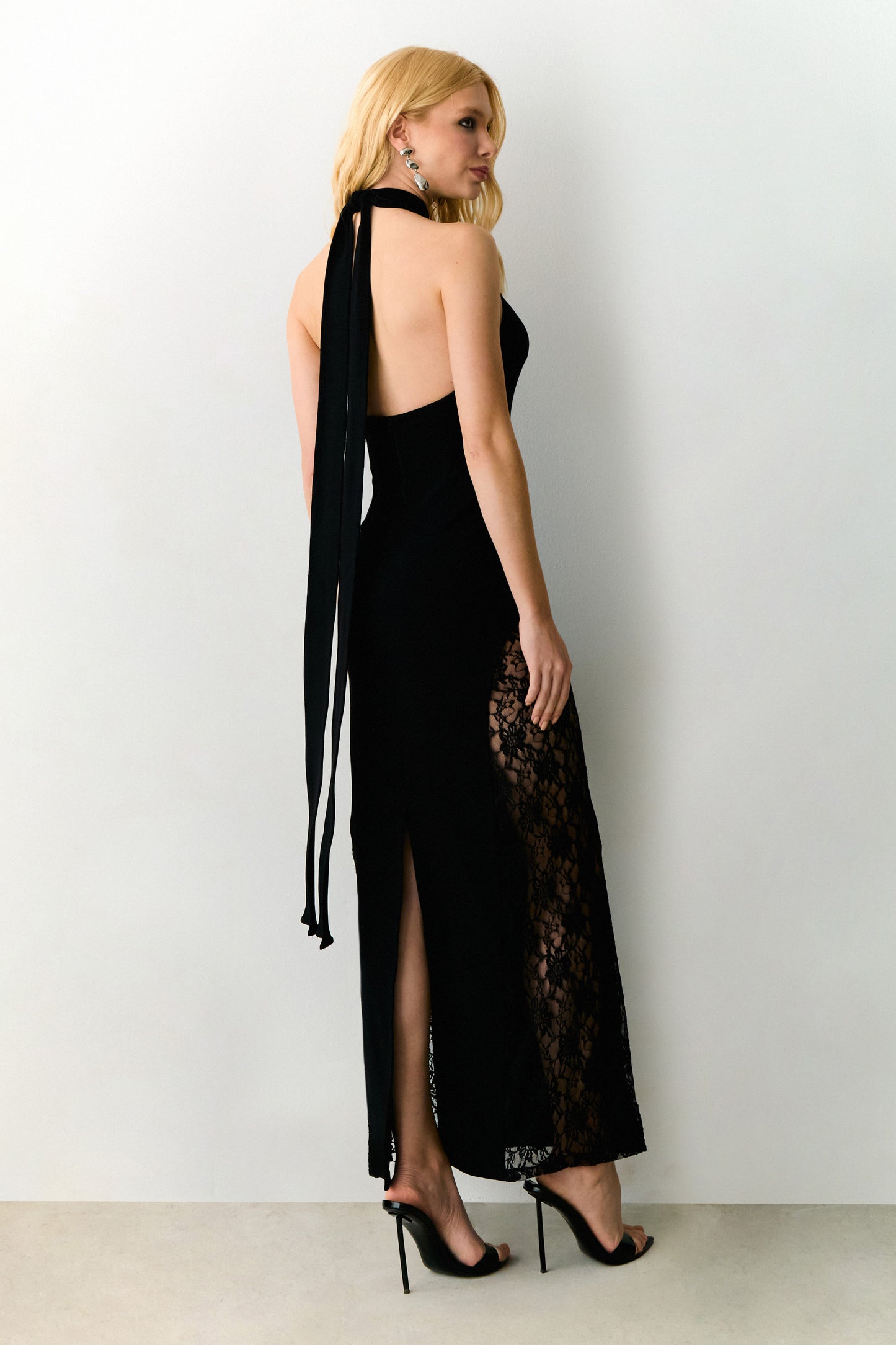 VESTIDO MIDI COM RENDA MEIO DECOTE E LATERAIS PRETO