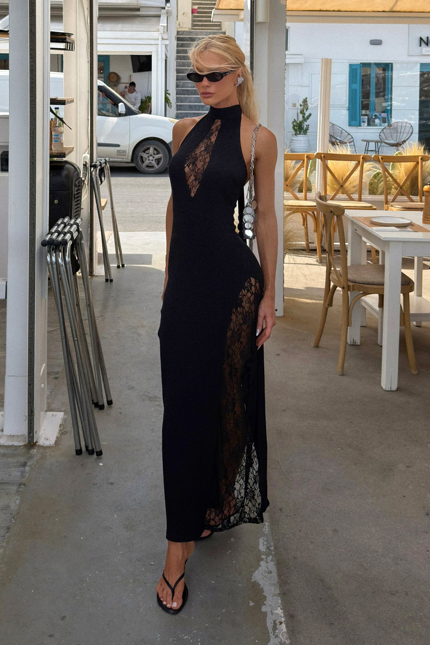 VESTIDO MIDI COM RENDA MEIO DECOTE E LATERAIS PRETO