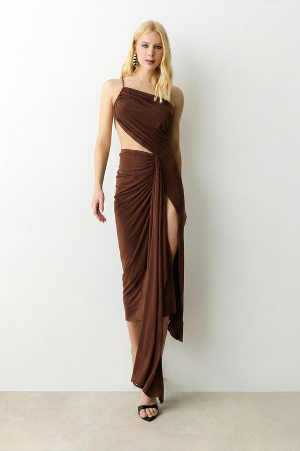 VESTIDO MIDI DECOTE DIAGONAL COM FRANZIDOS LATERAIS MARROM
