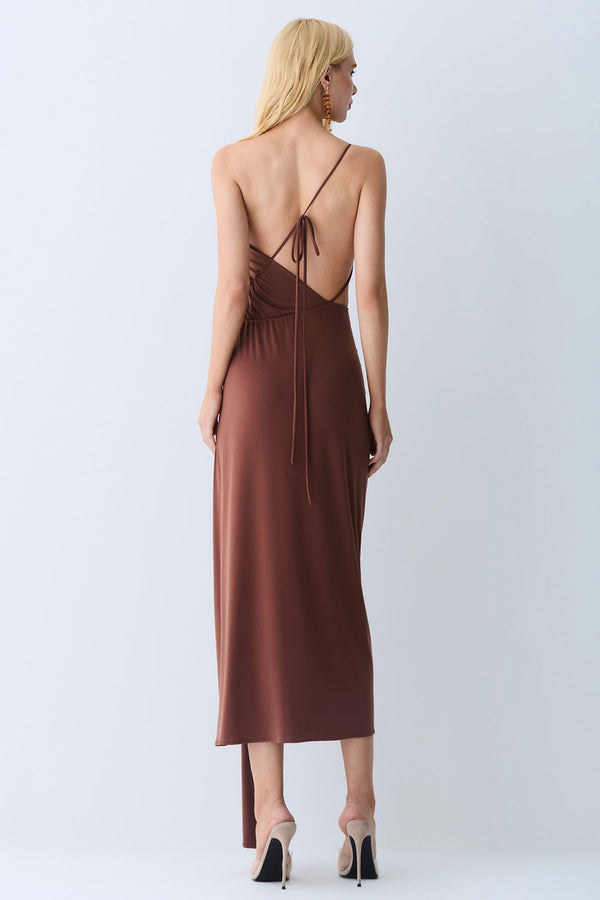 VESTIDO MIDI DECOTE DIAGONAL COM FRANZIDOS LATERAIS MARROM