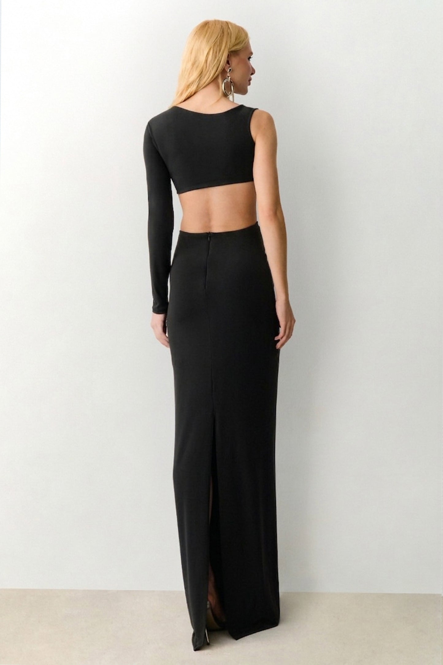 VESTIDO MIDI MANGA UNICA TORCAO FRONTAL E ABERTURA PRETO