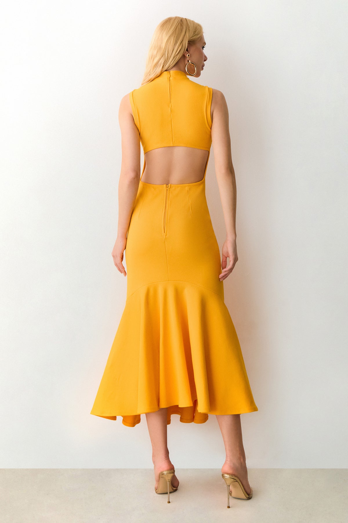 VESTIDO MIDI BARRA COM RODA AMPLA E ABERTURA COSTAS LARANJA MANGA