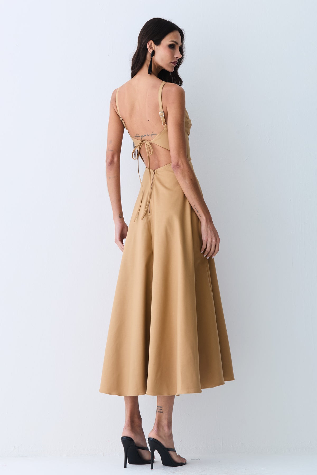 VESTIDO MIDI FRENTE UNICA AMARRACAO COSTAS SAIA AMPLA KAKI