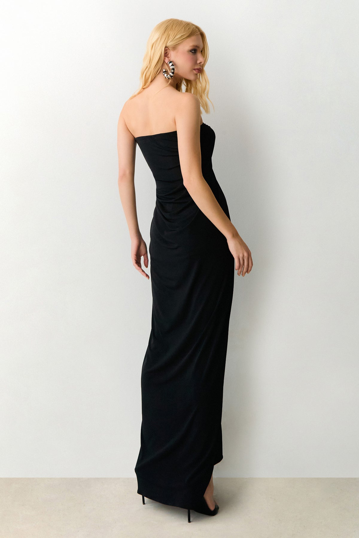 VESTIDO MIDI TOMARA QUE CAIA COM TORCAO BUSTO PRETO