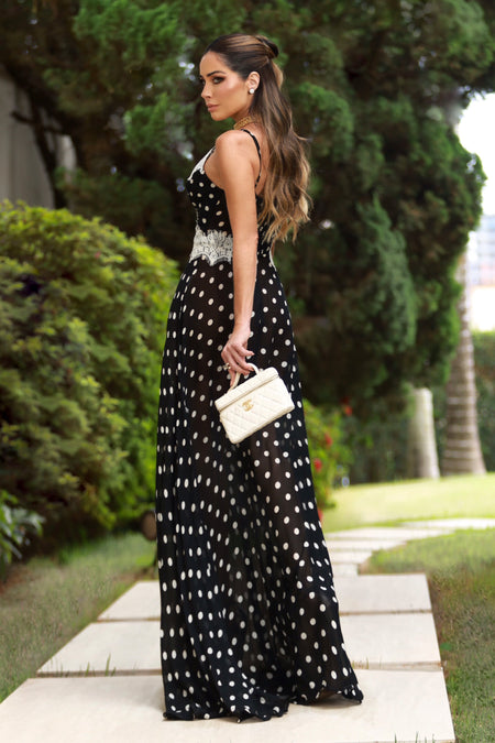 VESTIDO MIDI FLUIDO COM DECOTE V E DETALHES EM RENDA PRETO COM OFF WHITE