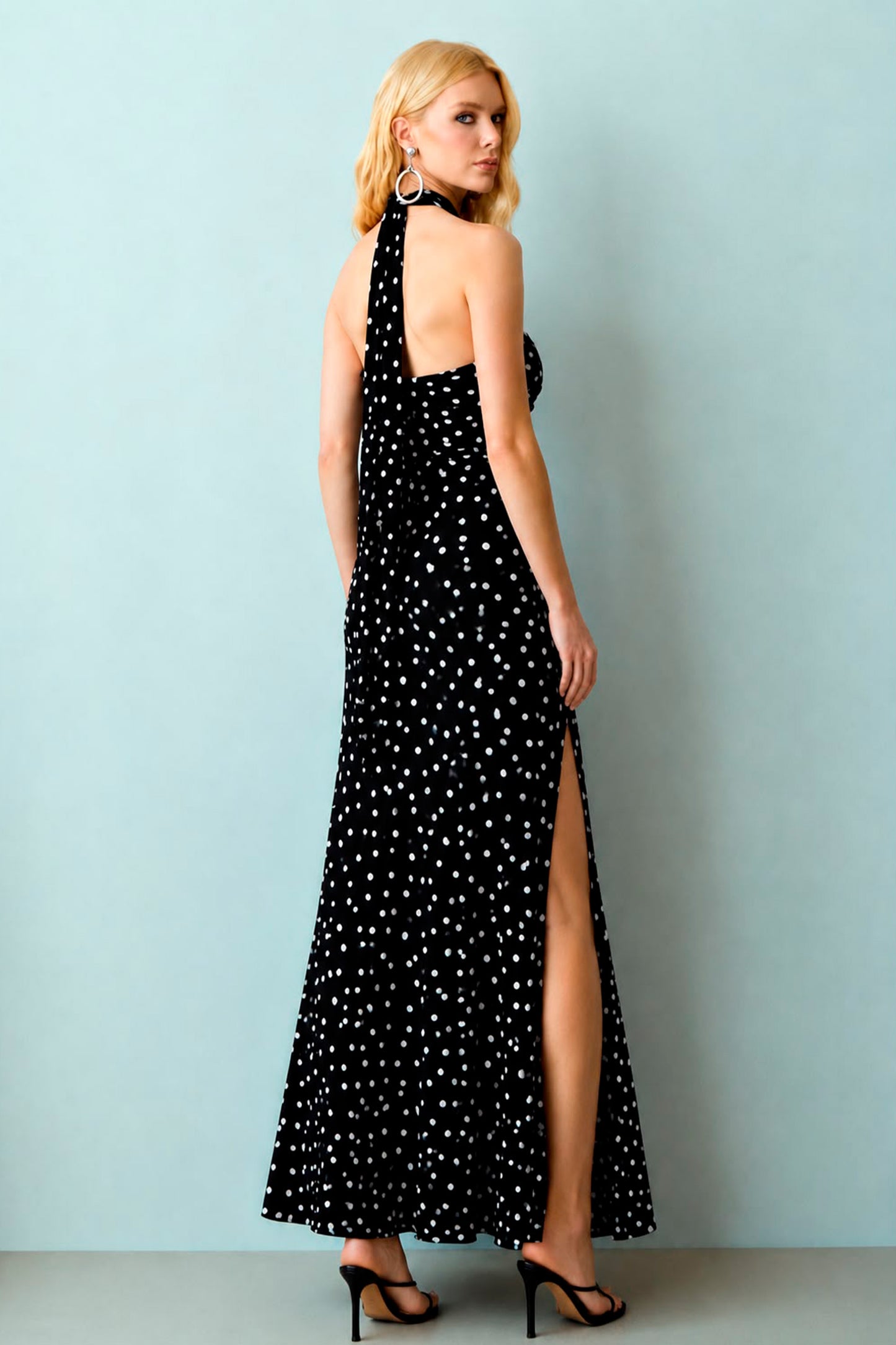VESTIDO MIDI FRENTE UNICA COM AMARRACO POA PRETO COM BRANCO