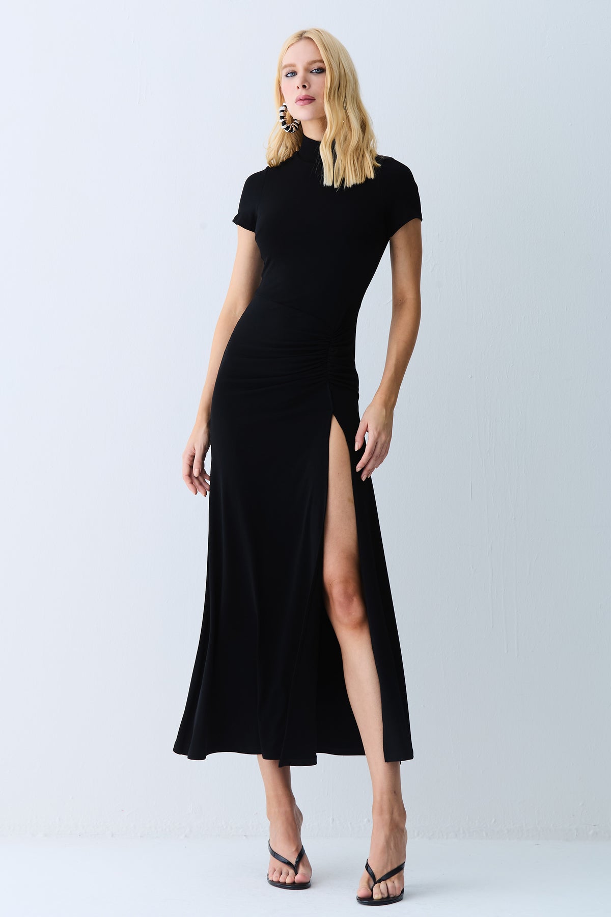 VESTIDO LONGO GOLA ALTA E DETALHE FRANZIDO LATERAL PRETO