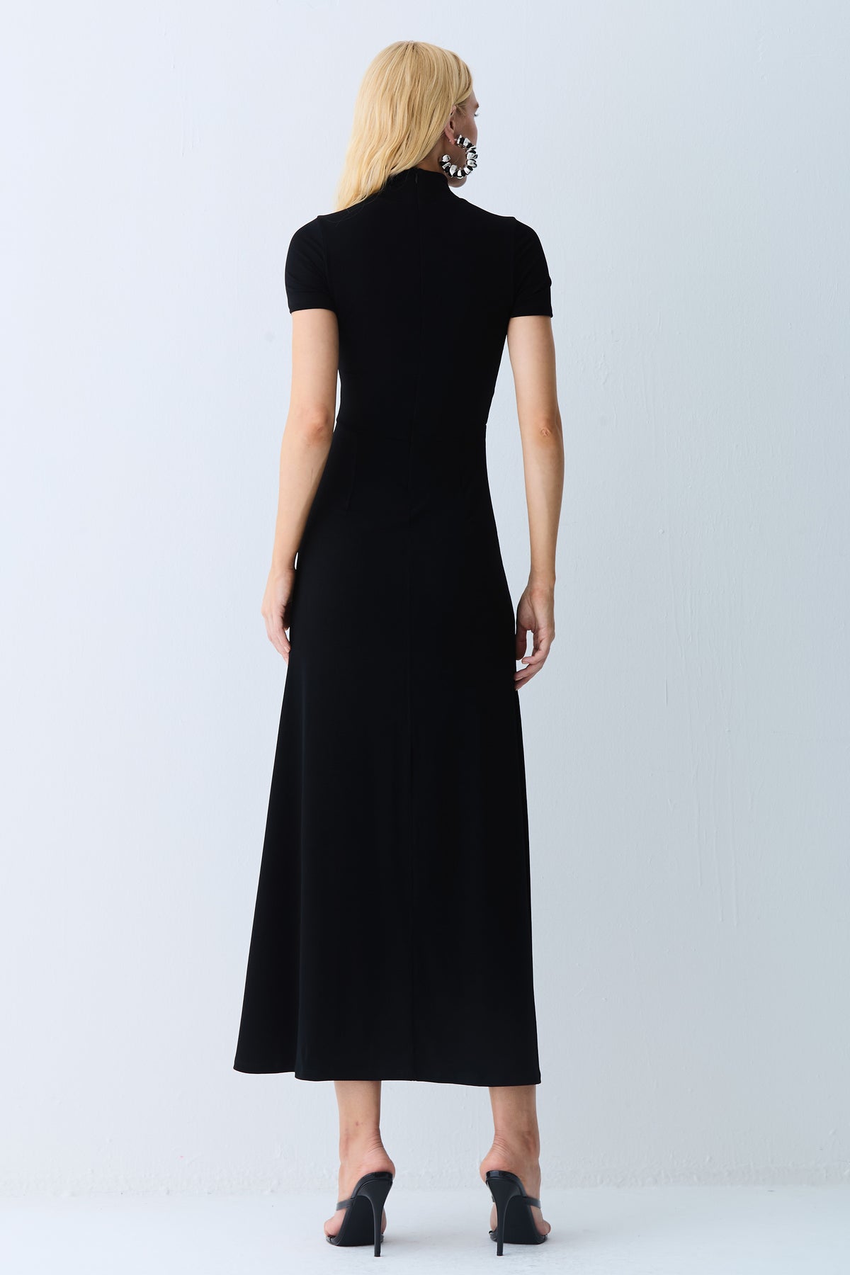 VESTIDO LONGO GOLA ALTA E DETALHE FRANZIDO LATERAL PRETO