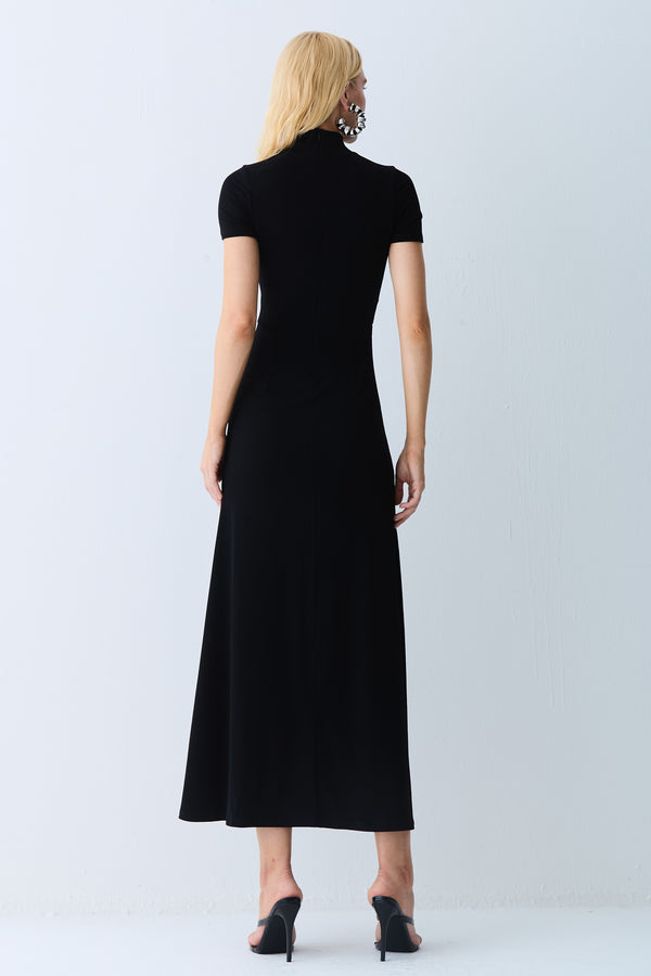 VESTIDO LONGO GOLA ALTA E DETALHE FRANZIDO LATERAL PRETO