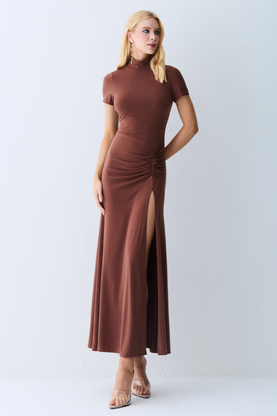 VESTIDO LONGO GOLA ALTA E DETALHE FRANZIDO LATERAL MARROM