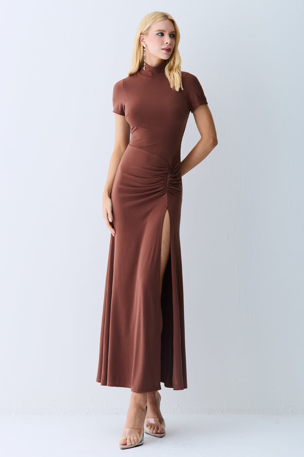 VESTIDO LONGO GOLA ALTA E DETALHE FRANZIDO LATERAL MARROM