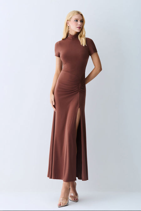 VESTIDO MIDI GOLA ALTA E DETALHE FRANZIDO LATERAL MARROM