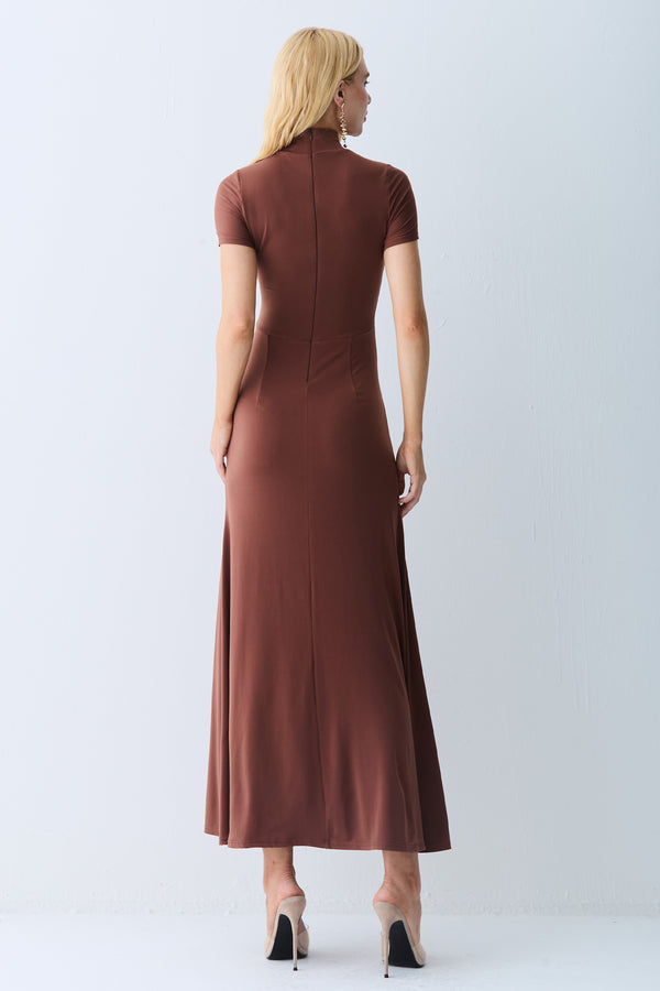 VESTIDO LONGO GOLA ALTA E DETALHE FRANZIDO LATERAL MARROM
