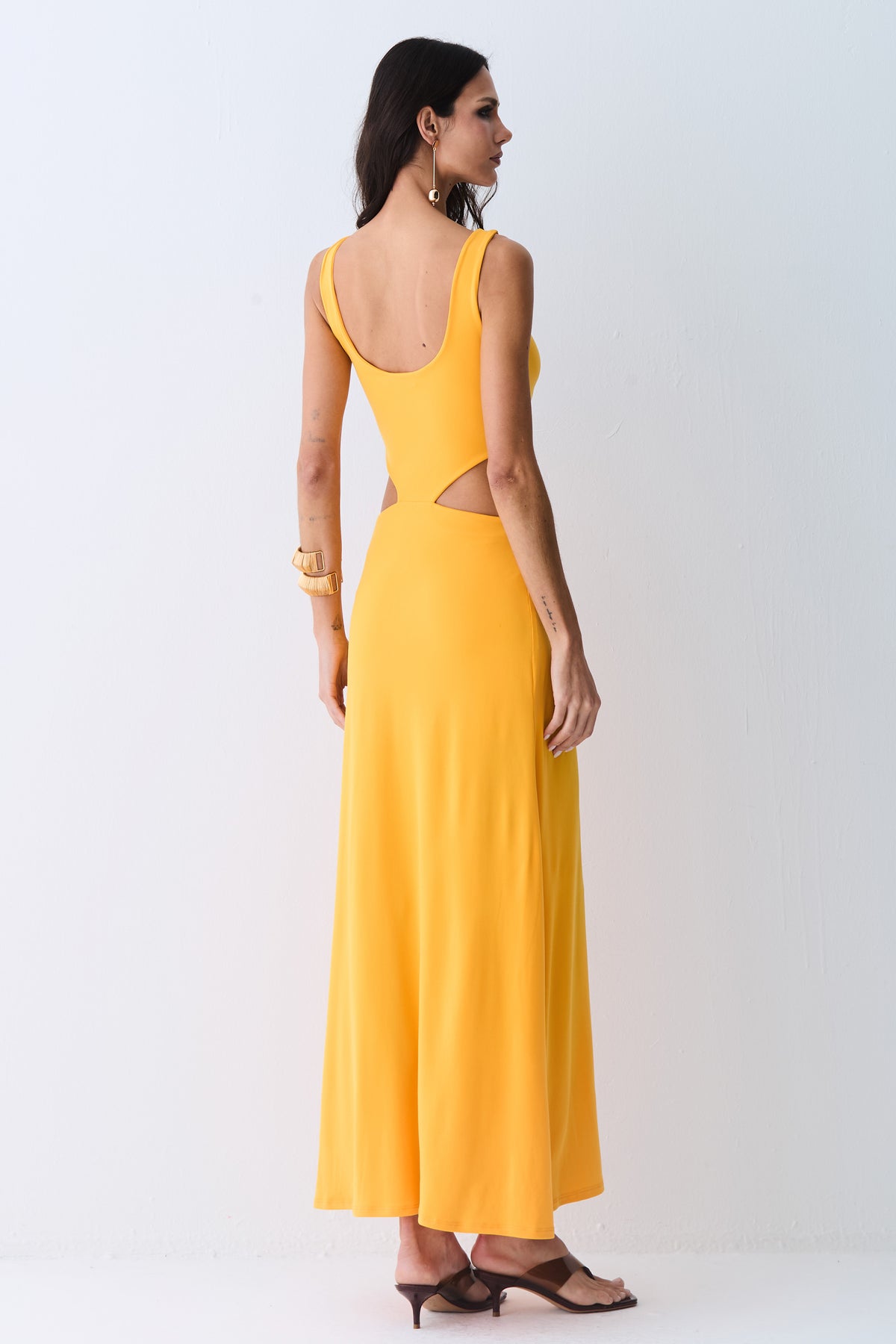 VESTIDO MIDI ABERTURA LATERAIS E TORCAO FRONTAL LARANJA MANGA