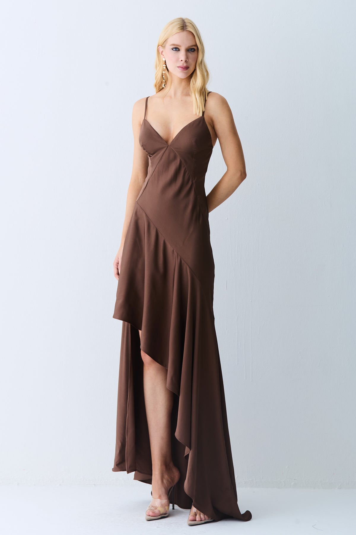 VESTIDO LONGO COSTAS E BARRA ASSIMETRICA FRENTE MARROM