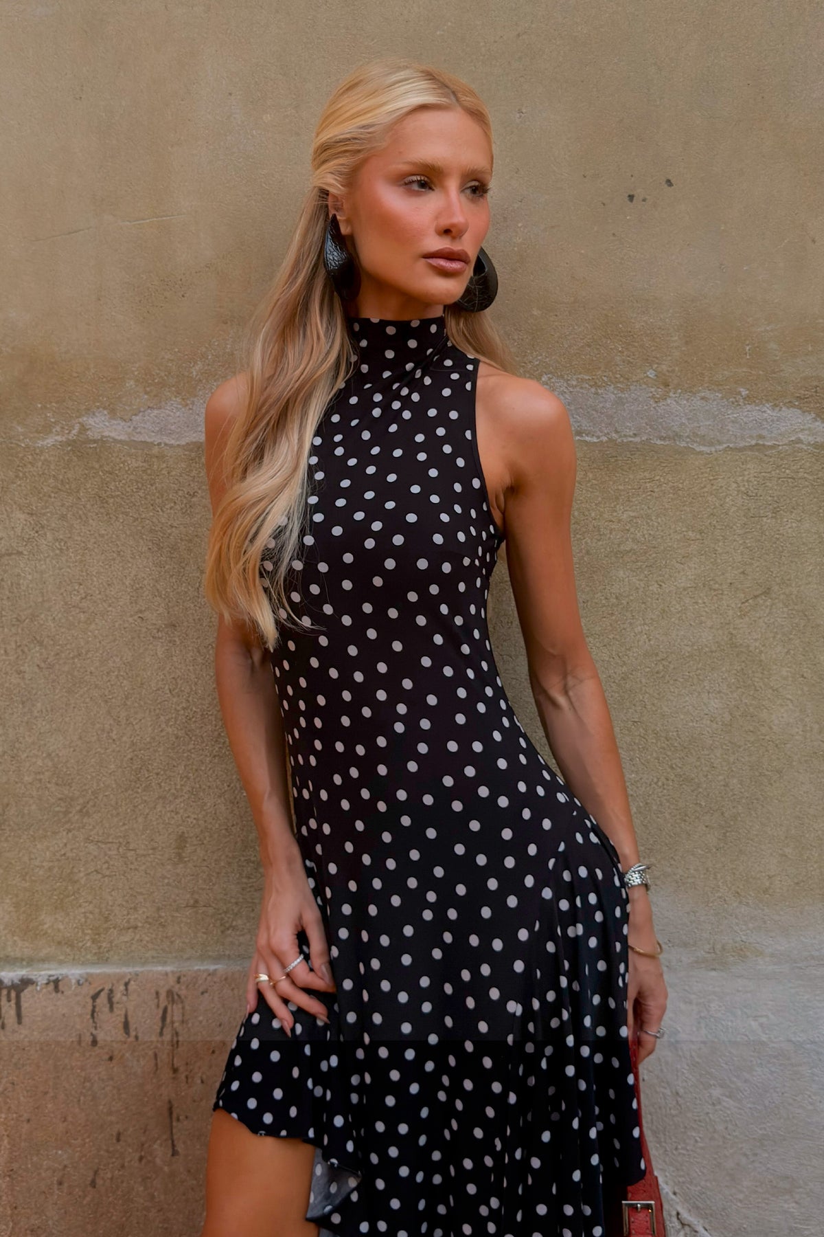 VESTIDO MIDI BARRA ASSIMETRICA COM GOLA MEDIA POA PRETO COM BRANCO