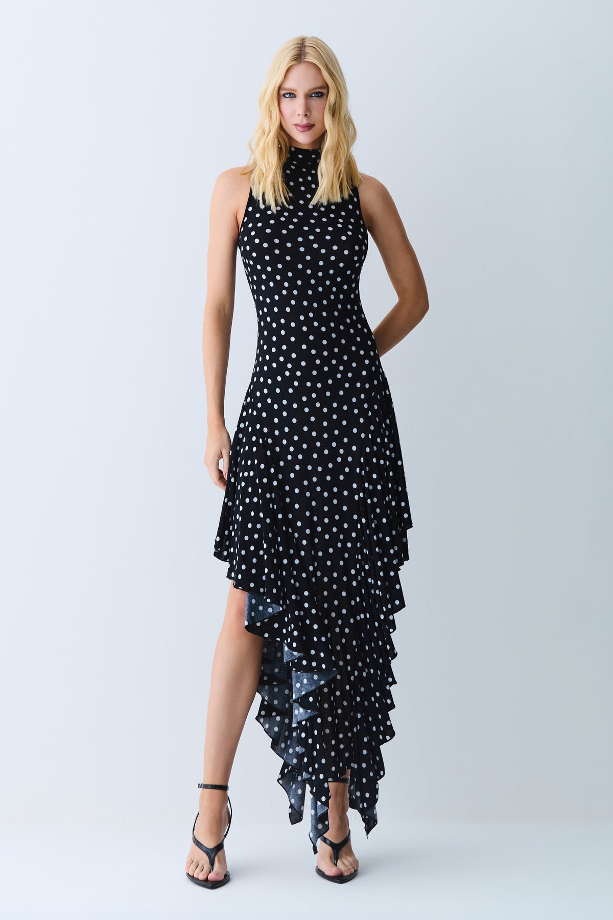 VESTIDO MIDI BARRA ASSIMETRICA COM GOLA MEDIA POA PRETO COM BRANCO