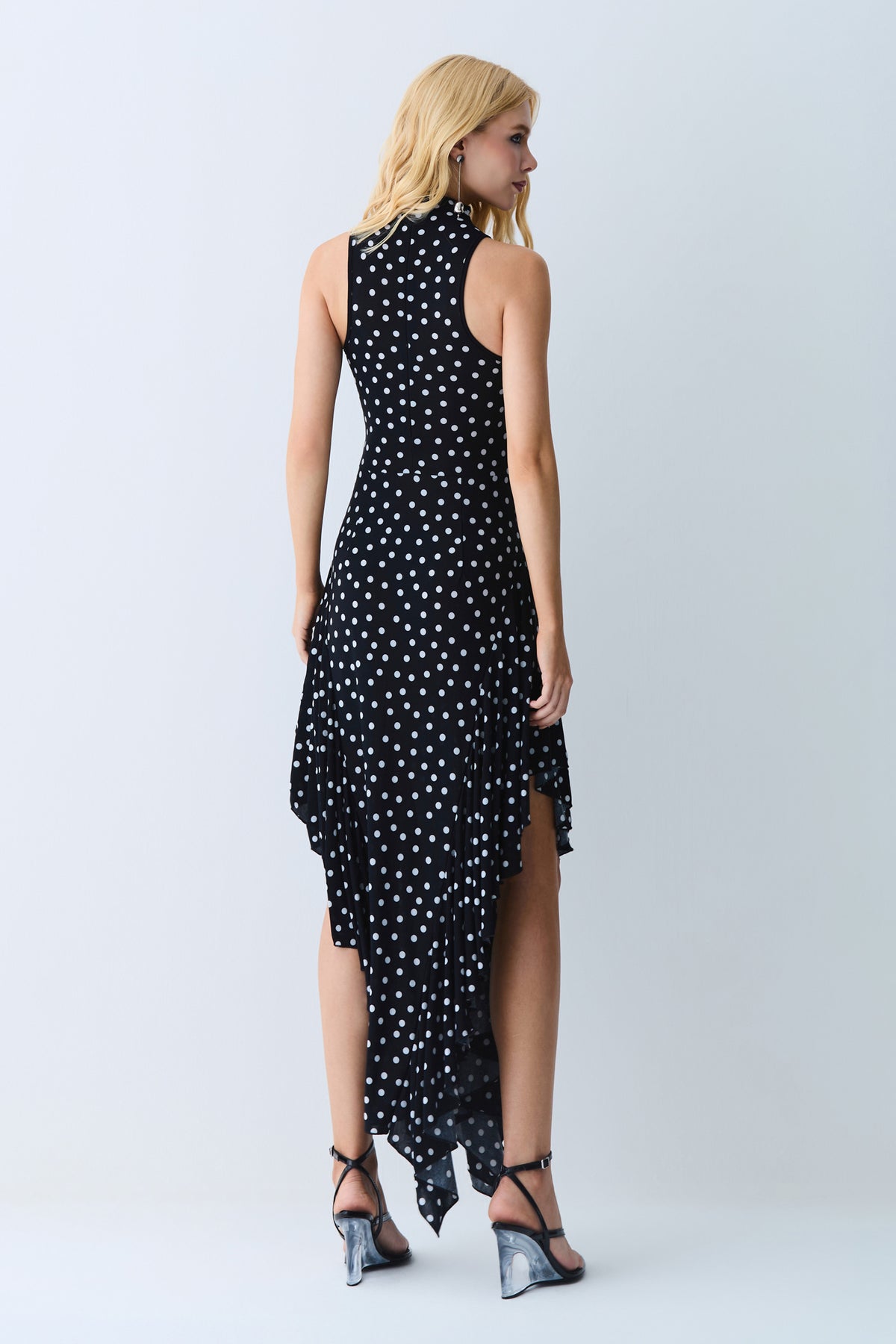 VESTIDO MIDI BARRA ASSIMETRICA COM GOLA MEDIA POA PRETO COM BRANCO