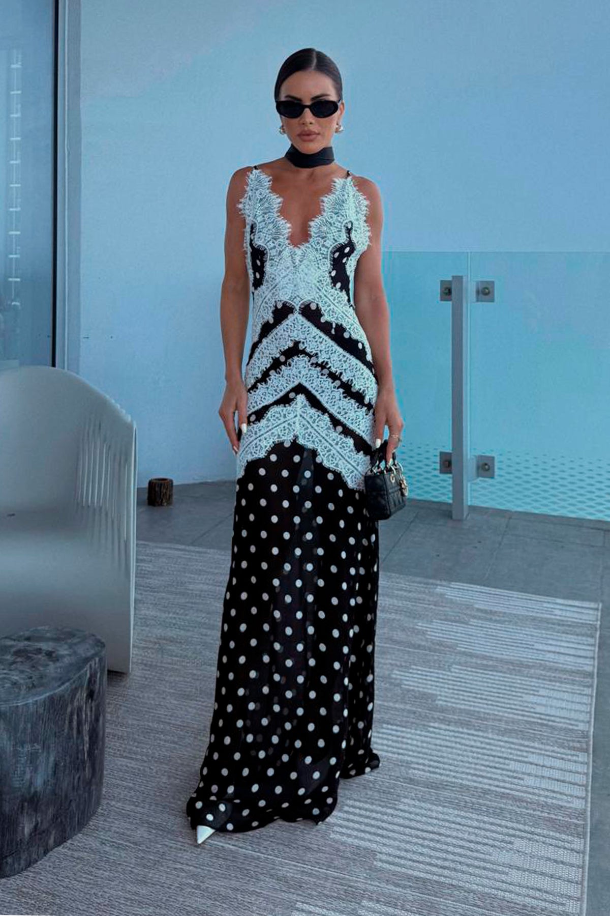VESTIDO LONGO DECOTE V COM DETALHES EM RENDA BORDADAS POÁ PRETO