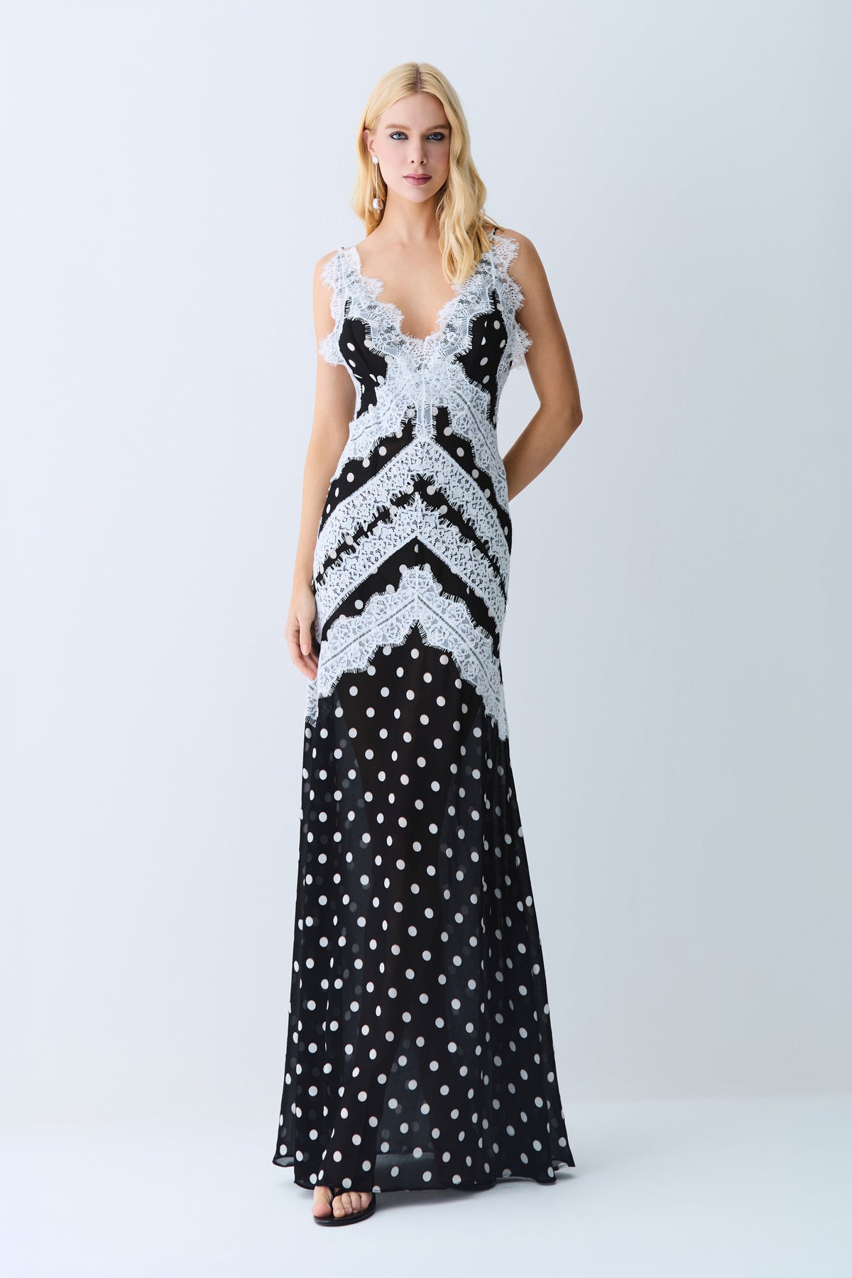 VESTIDO LONGO DECOTE V COM DETALHES EM RENDA BORDADAS POÁ PRETO