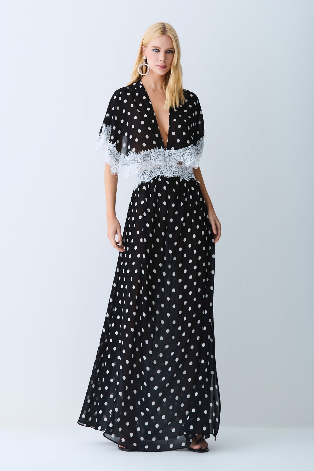 VESTIDO LONGO CAPA SUPERIOR SOBREPOSTA E DETALHE RENDA PRETO COM BRANCO