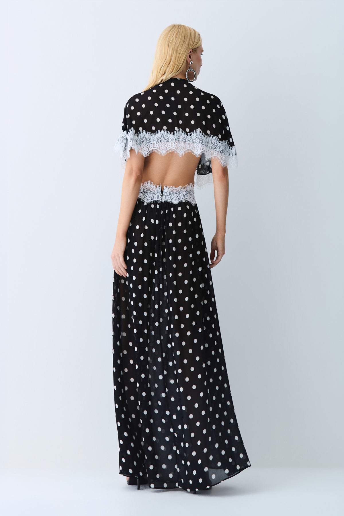 VESTIDO LONGO CAPA SUPERIOR SOBREPOSTA E DETALHE RENDA PRETO COM BRANCO