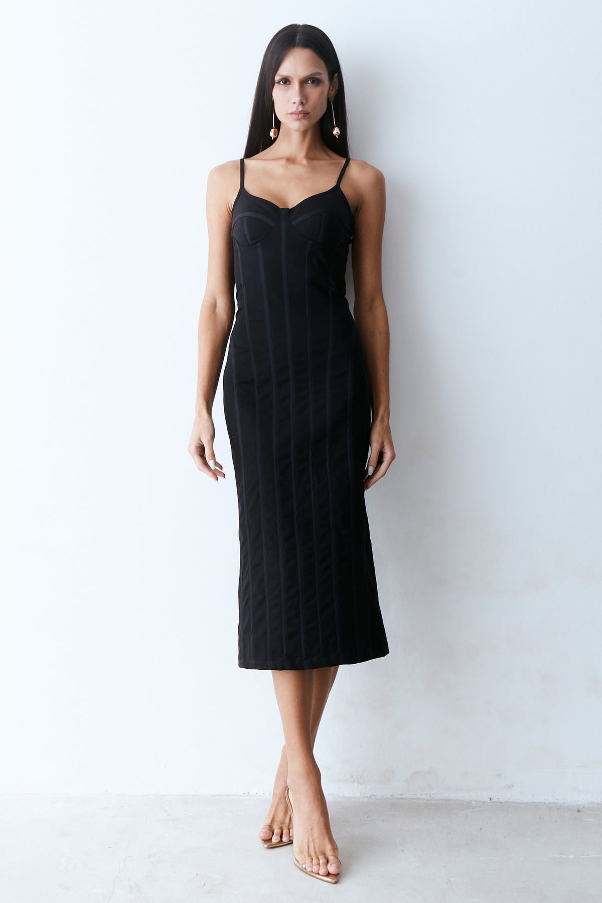 VESTIDO MIDI RECORTES PESPONTADOS EM VIES DE CETIM PRETO