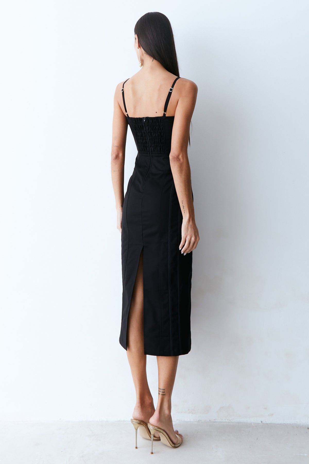 VESTIDO MIDI RECORTES PESPONTADOS EM VIES DE CETIM PRETO