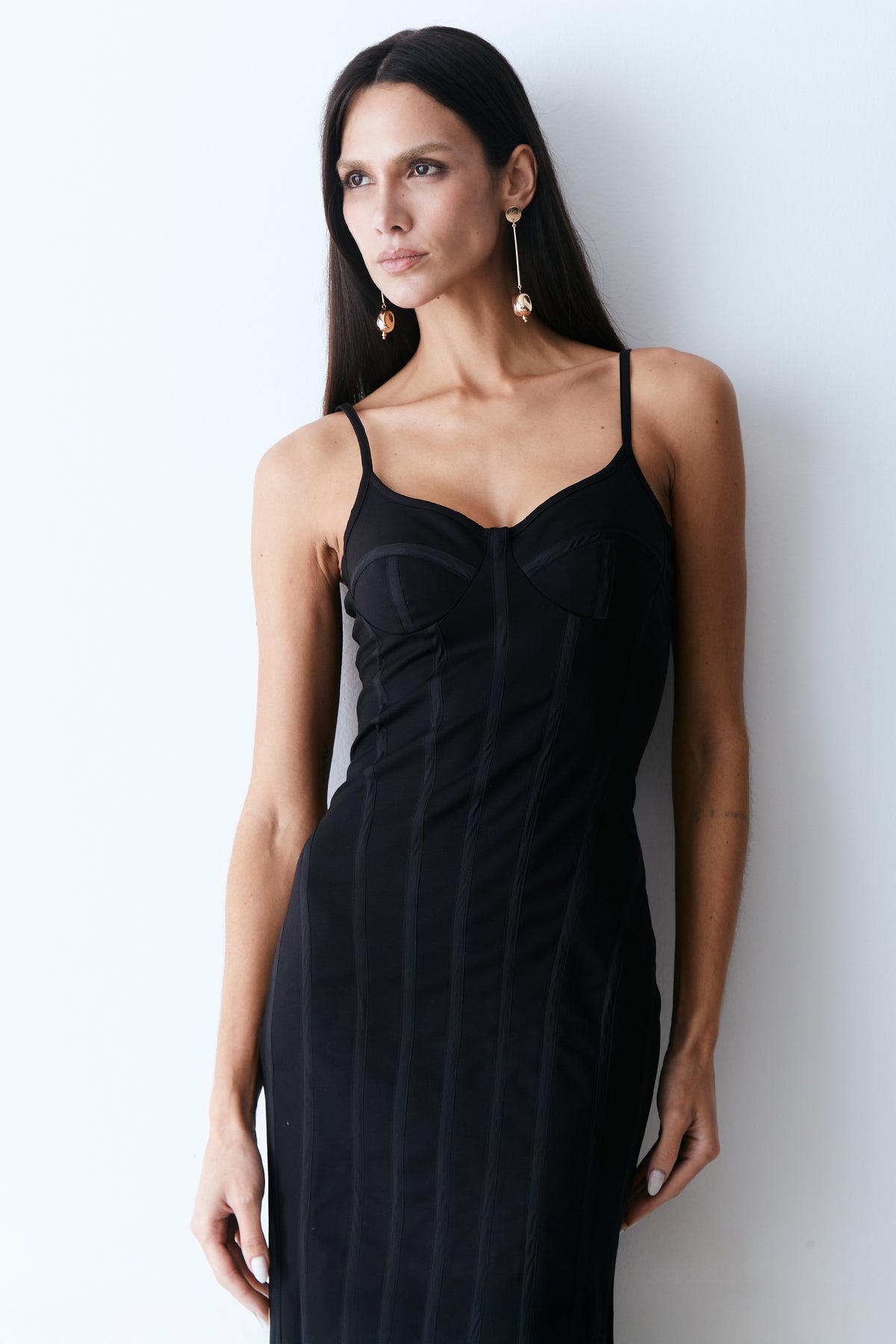 VESTIDO MIDI RECORTES PESPONTADOS EM VIES DE CETIM PRETO