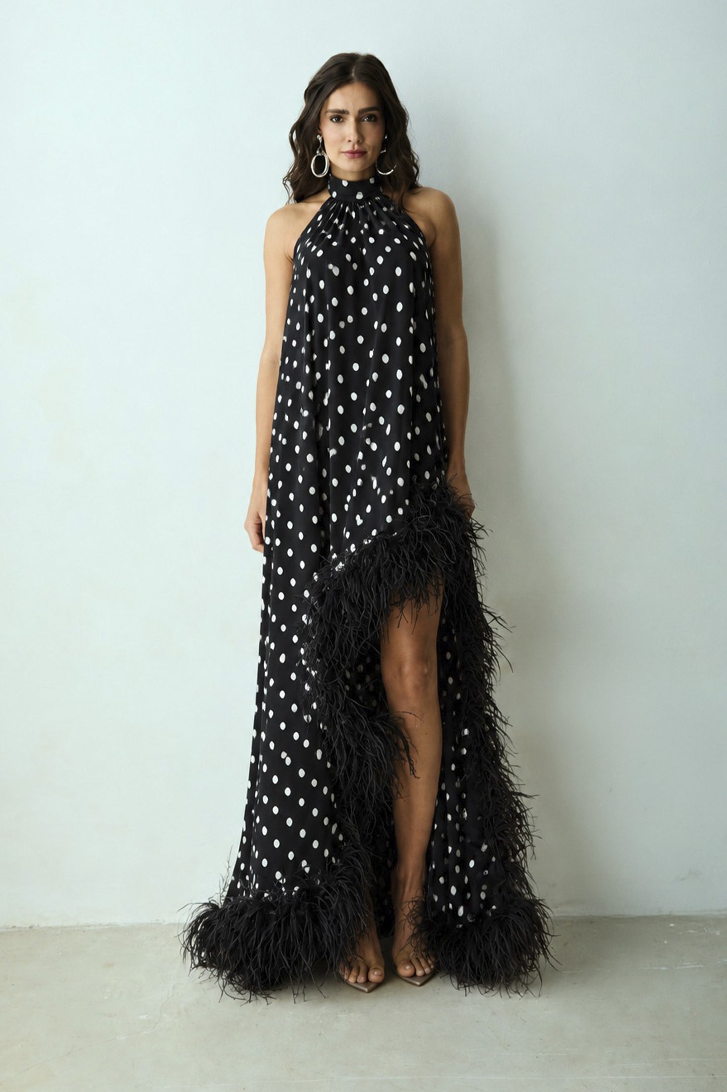 VESTIDO MULLET GOLA ALTA COM AMARRACAO EM POA PRETO COM BRANCO