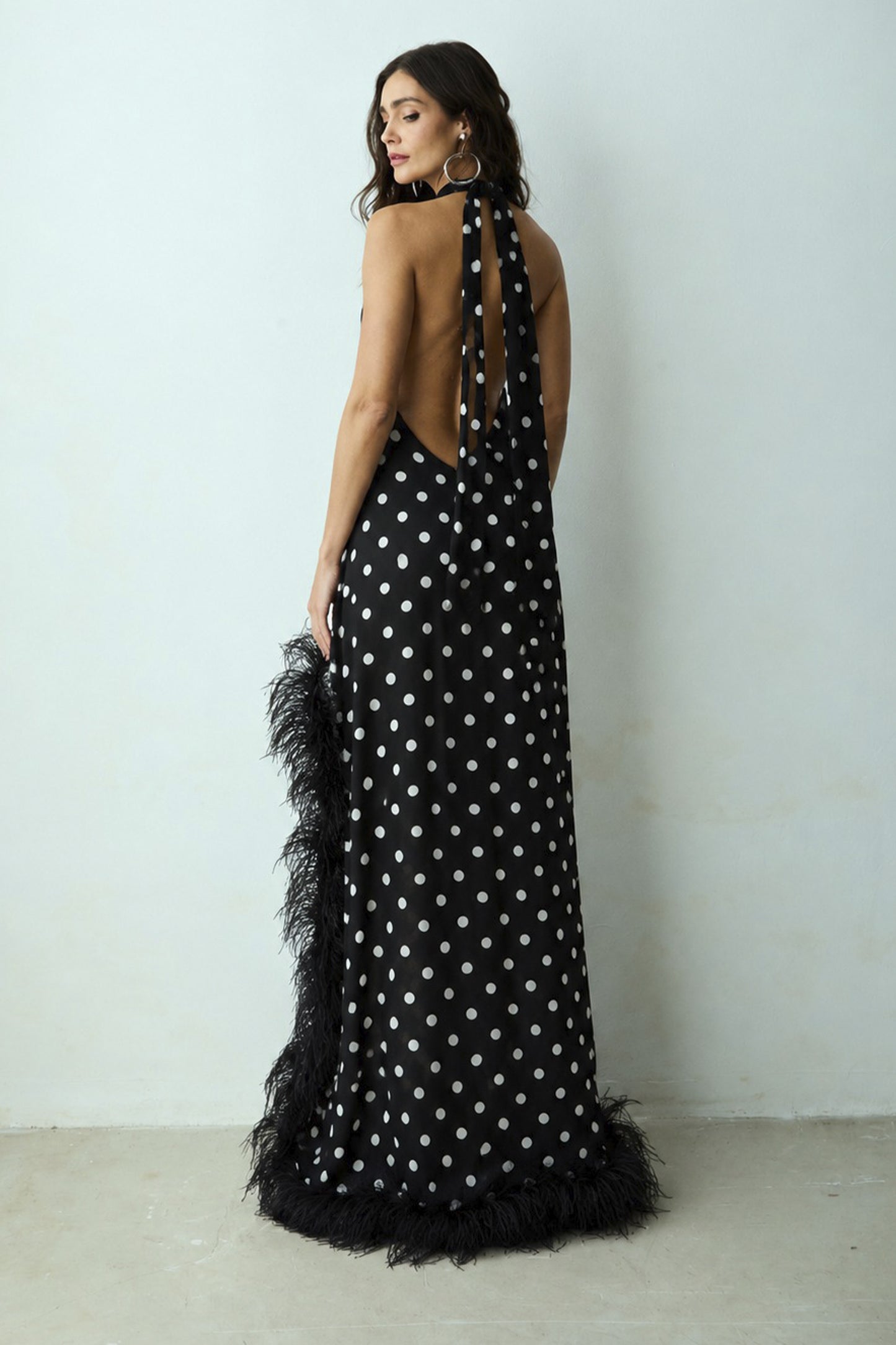 VESTIDO MULLET GOLA ALTA COM AMARRACAO EM POA PRETO COM BRANCO