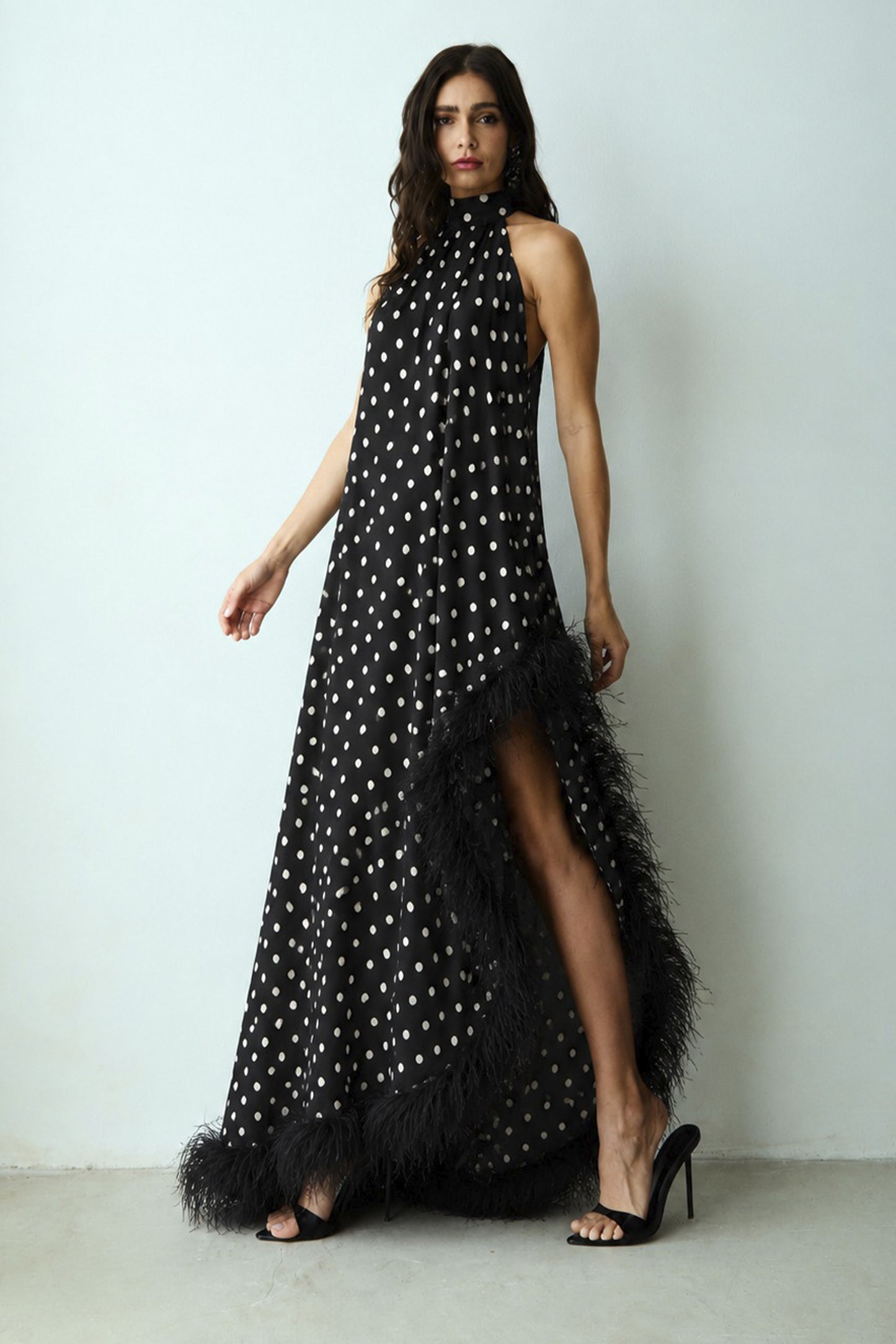 VESTIDO MULLET GOLA ALTA COM AMARRACAO EM POA PRETO COM BRANCO