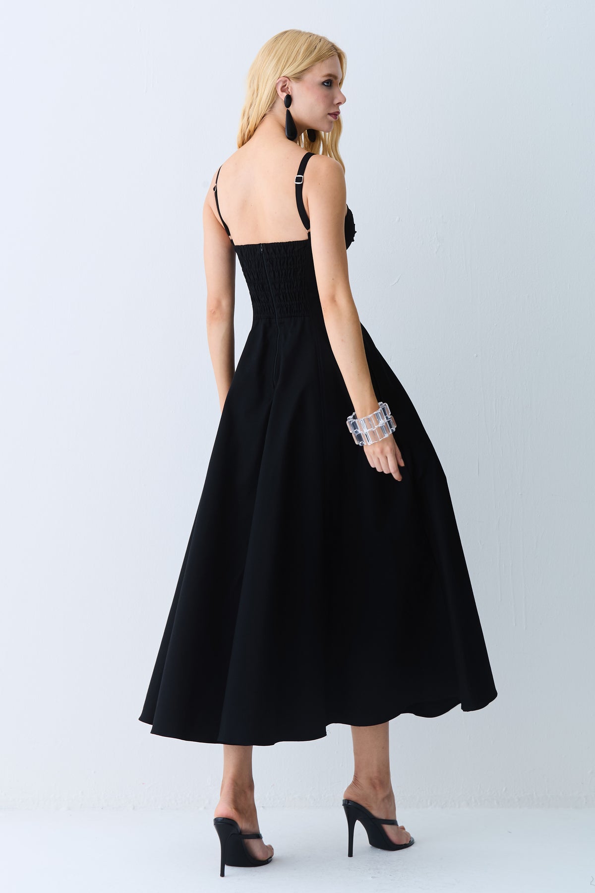 VESTIDO MIDI DRAPEADOS BUSTO E RECORTES PESPONTADOS PRETO