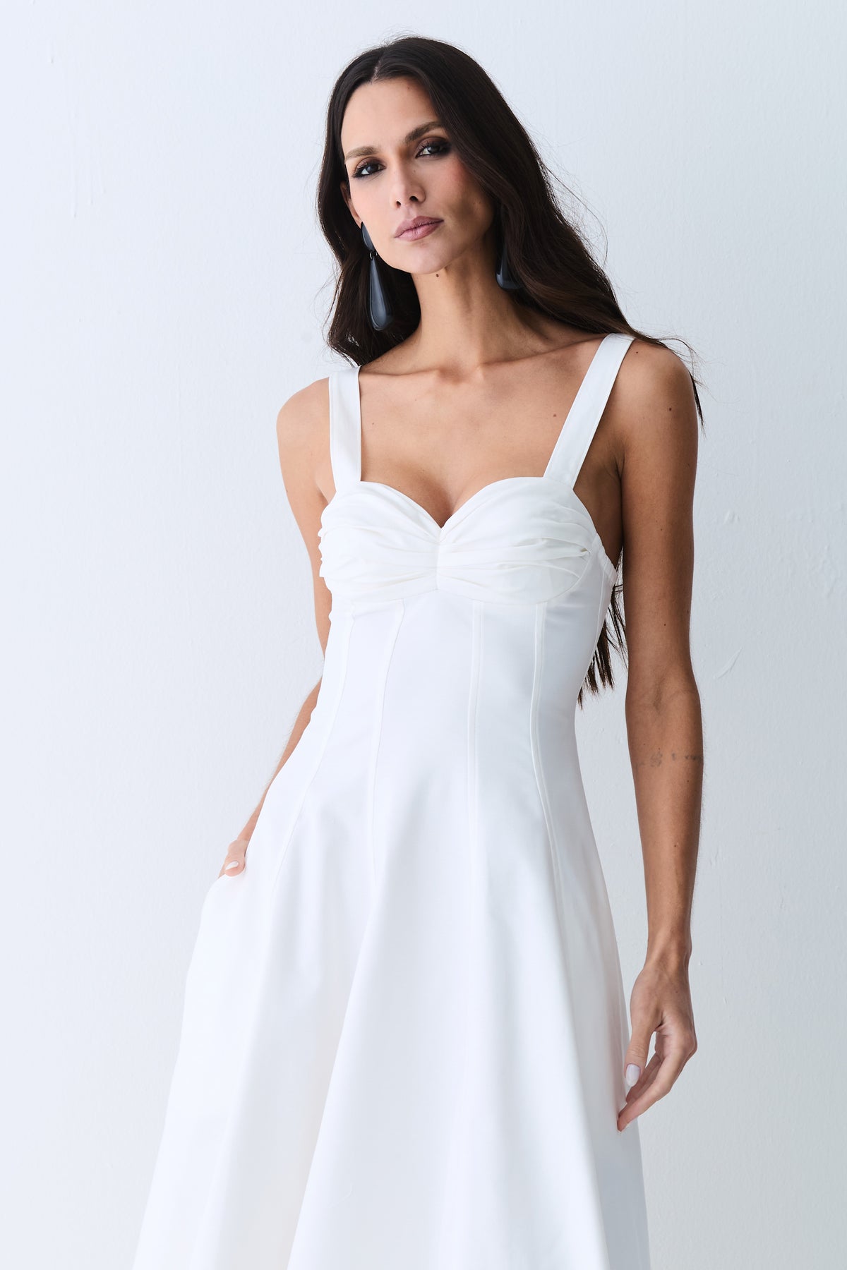 VESTIDO MIDI DRAPEADOS BUSTO E RECORTES PESPONTADOS OFF WHITE