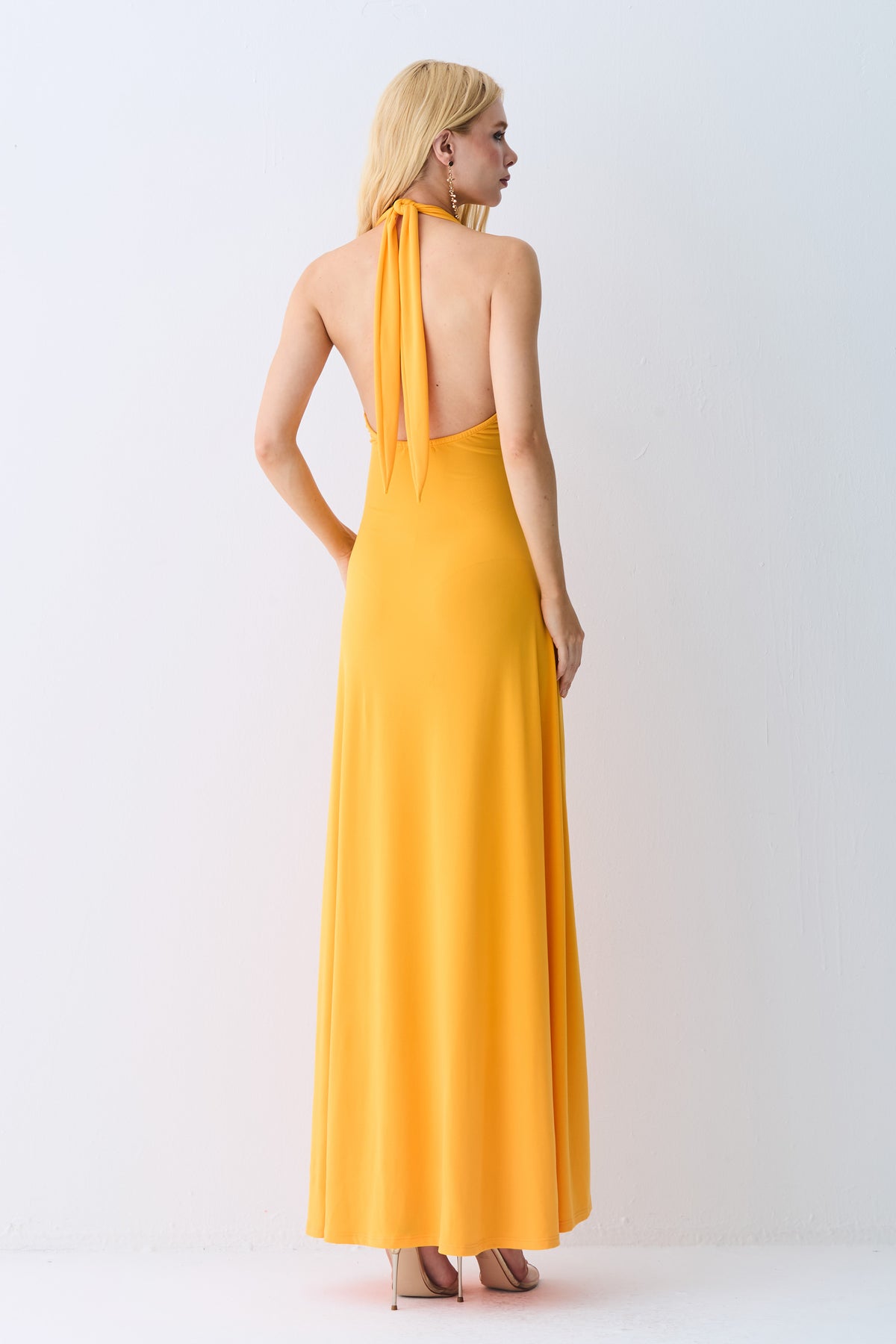 VESTIDO LONGO FRENTE UNICA  ABERTURA FRONTAL E AMARRACÃO LARANJA MANGA