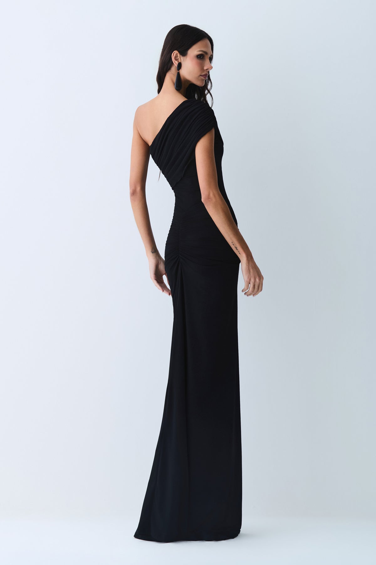VESTIDO LONGO FRANZIDOS DETALHE FRONTAL UM OMBRO SO PRETO
