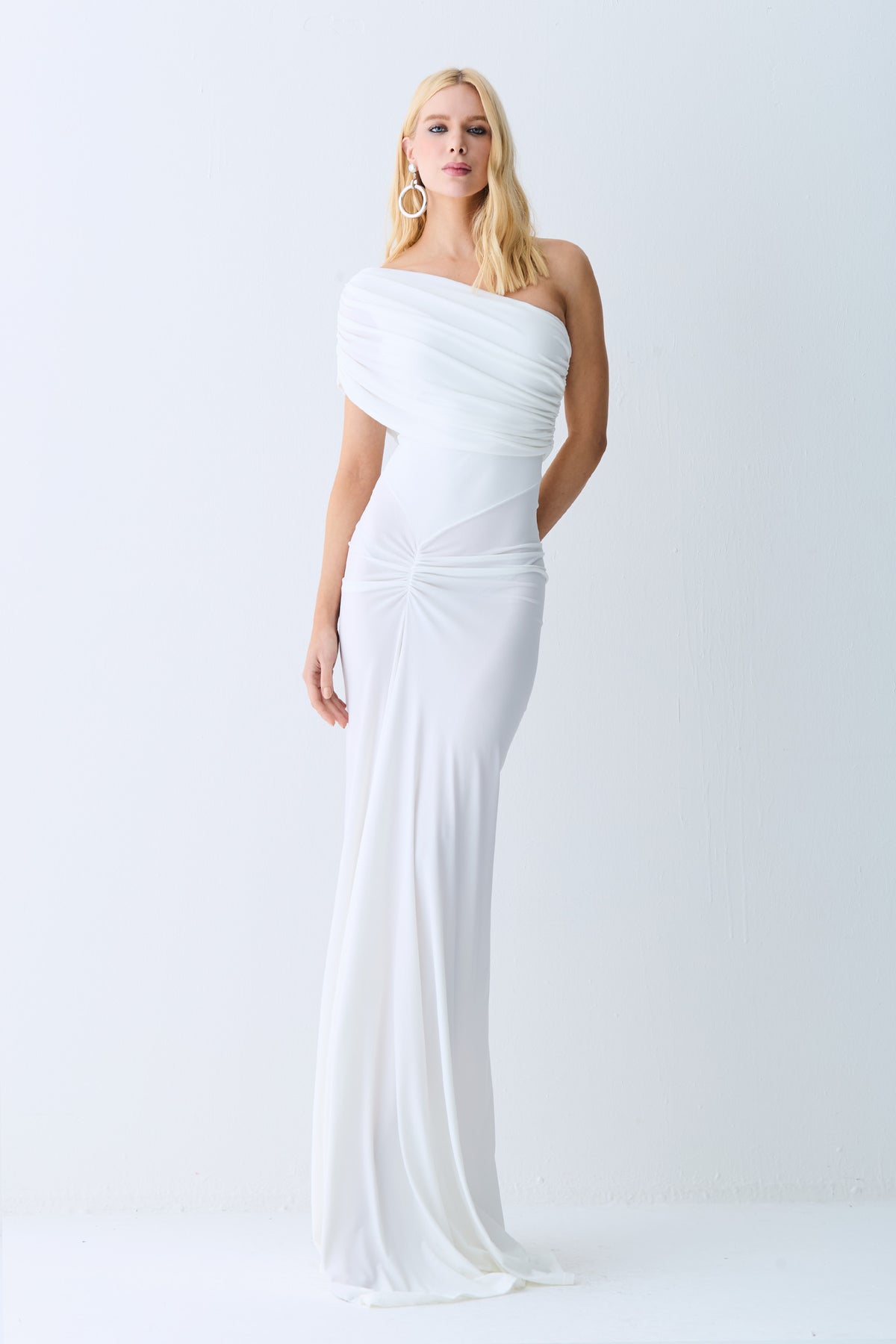 VESTIDO LONGO FRANZIDOS DETALHE FRONTAL UM OMBRO SO OFF WHITE
