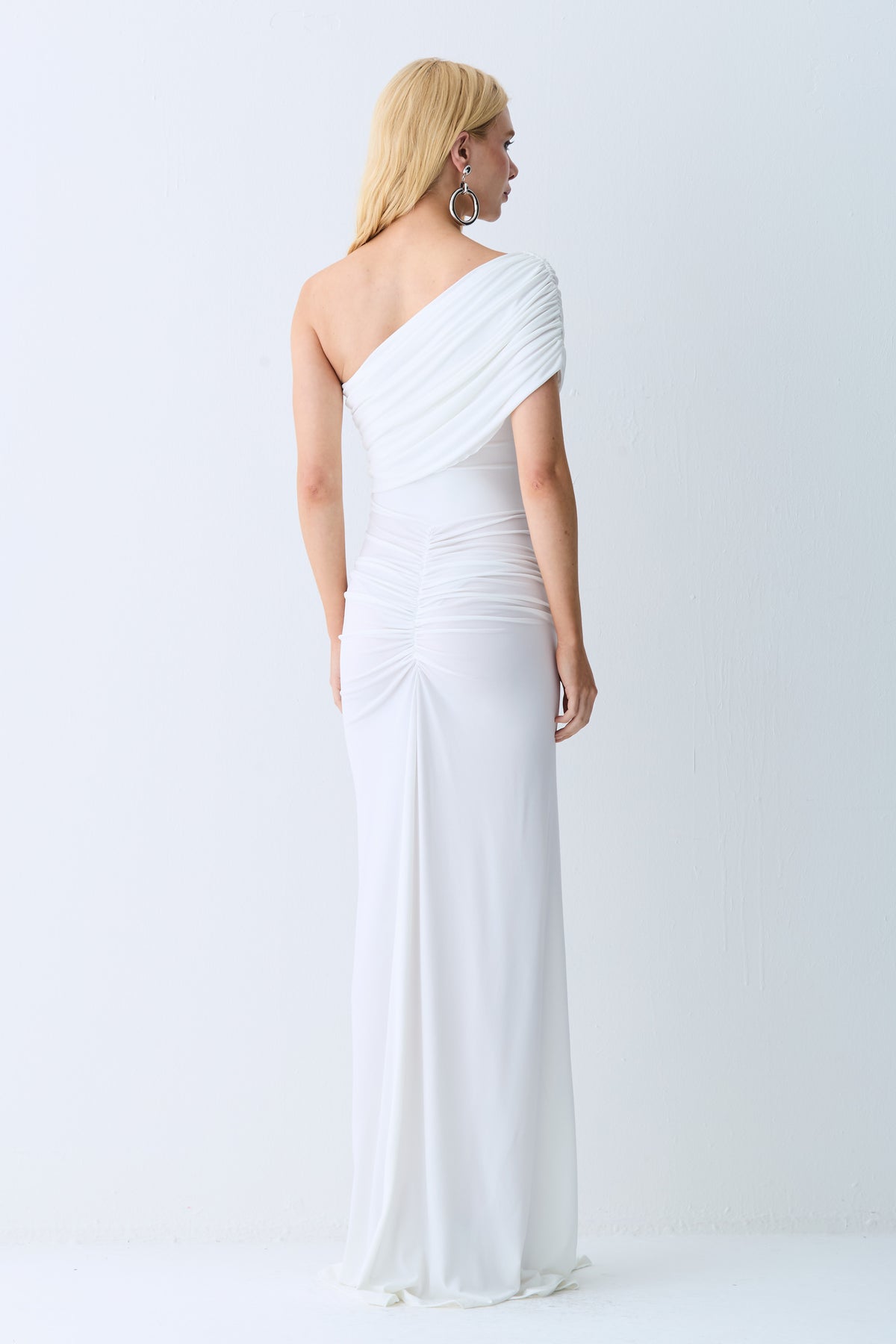 VESTIDO LONGO FRANZIDOS DETALHE FRONTAL UM OMBRO SO OFF WHITE