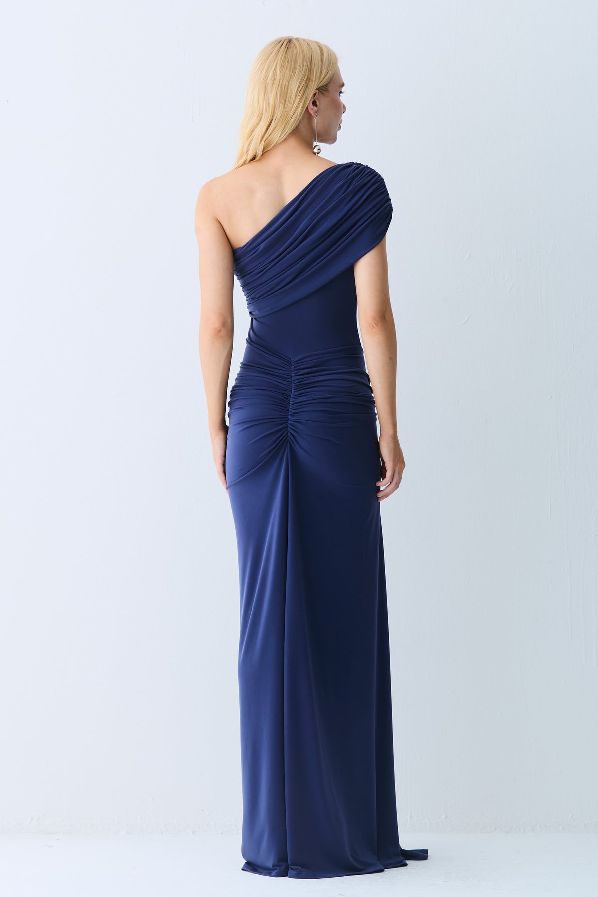 VESTIDO LONGO FRANZIDOS DETALHE FRONTAL UM OMBRO SO AZUL ECLIPSE