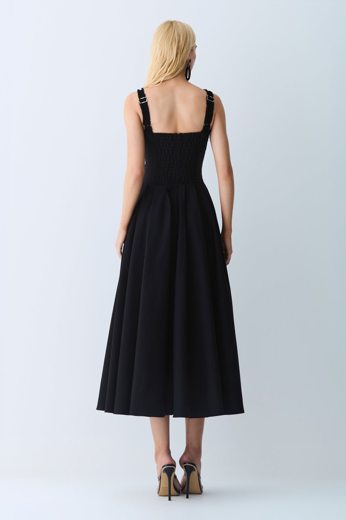 VESTIDO MIDI DETALHE DECOTE E ALCA COM PREGAS SAIA PRETO