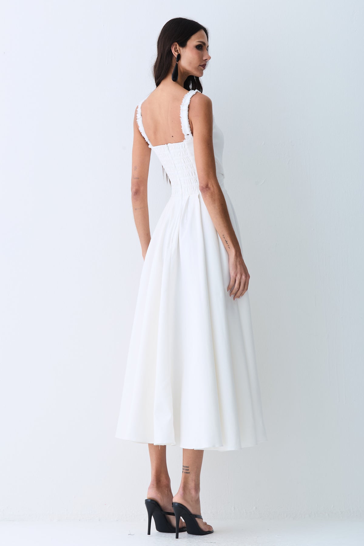 VESTIDO MIDI DETALHE DECOTE E ALCA COM PREGAS SAIA OFF WHITE