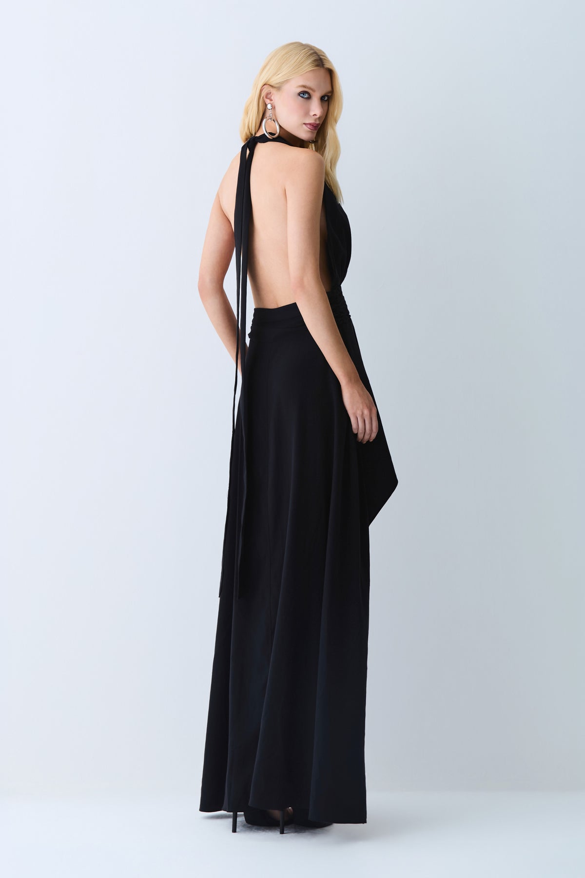 VESTIDO MULLET DECOTE PROFUNDO COM AMARRACAO PESCOCO PRETO