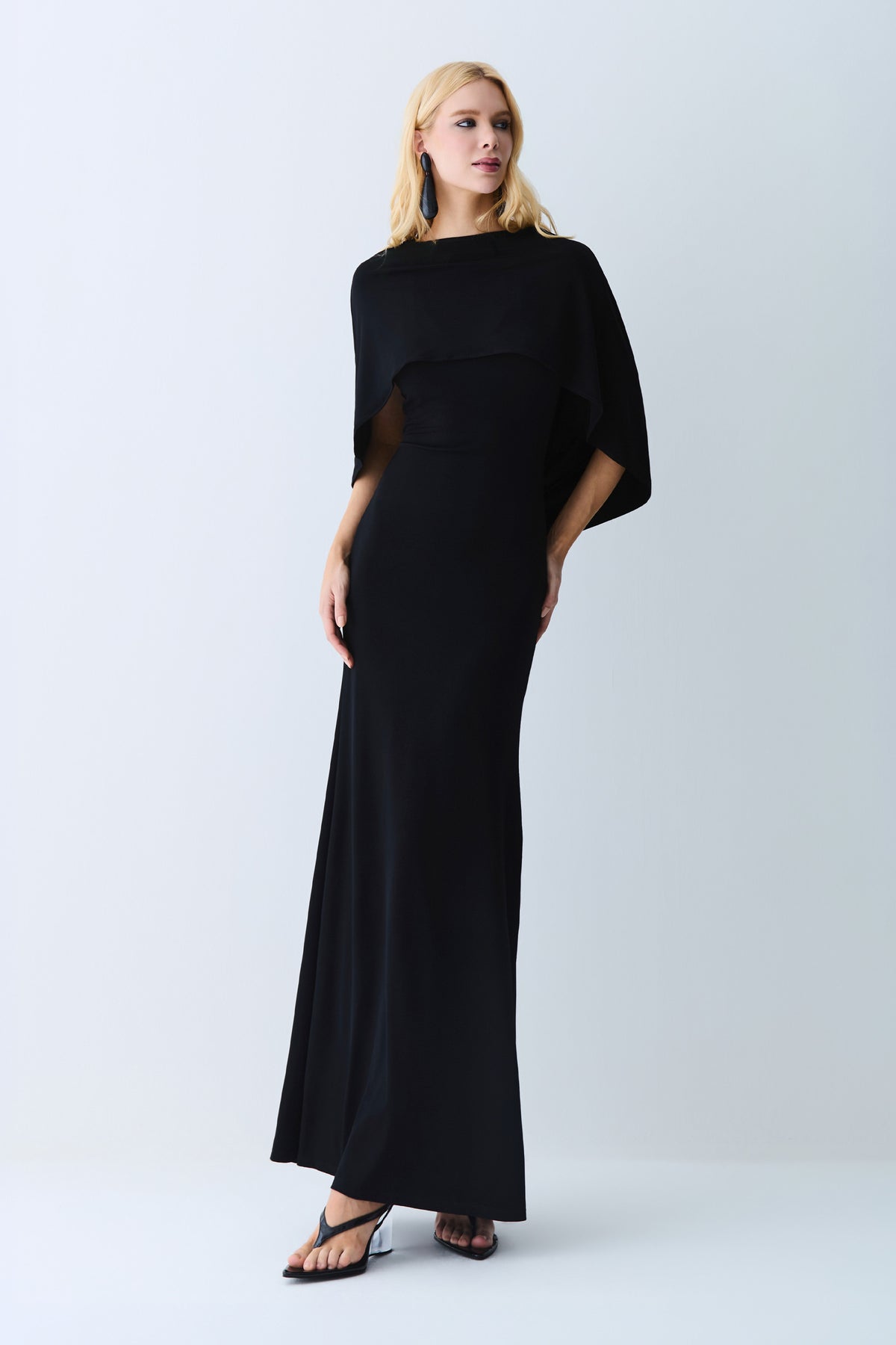 VESTIDO LONGO DECOTE V ABERTURA COSTAS E CAPA PRETO