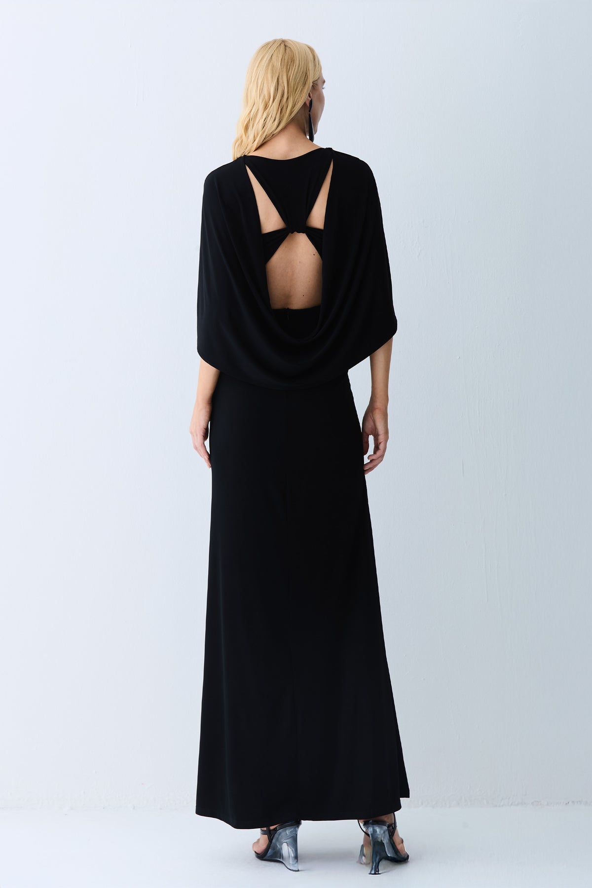 VESTIDO LONGO DECOTE V ABERTURA COSTAS E CAPA PRETO